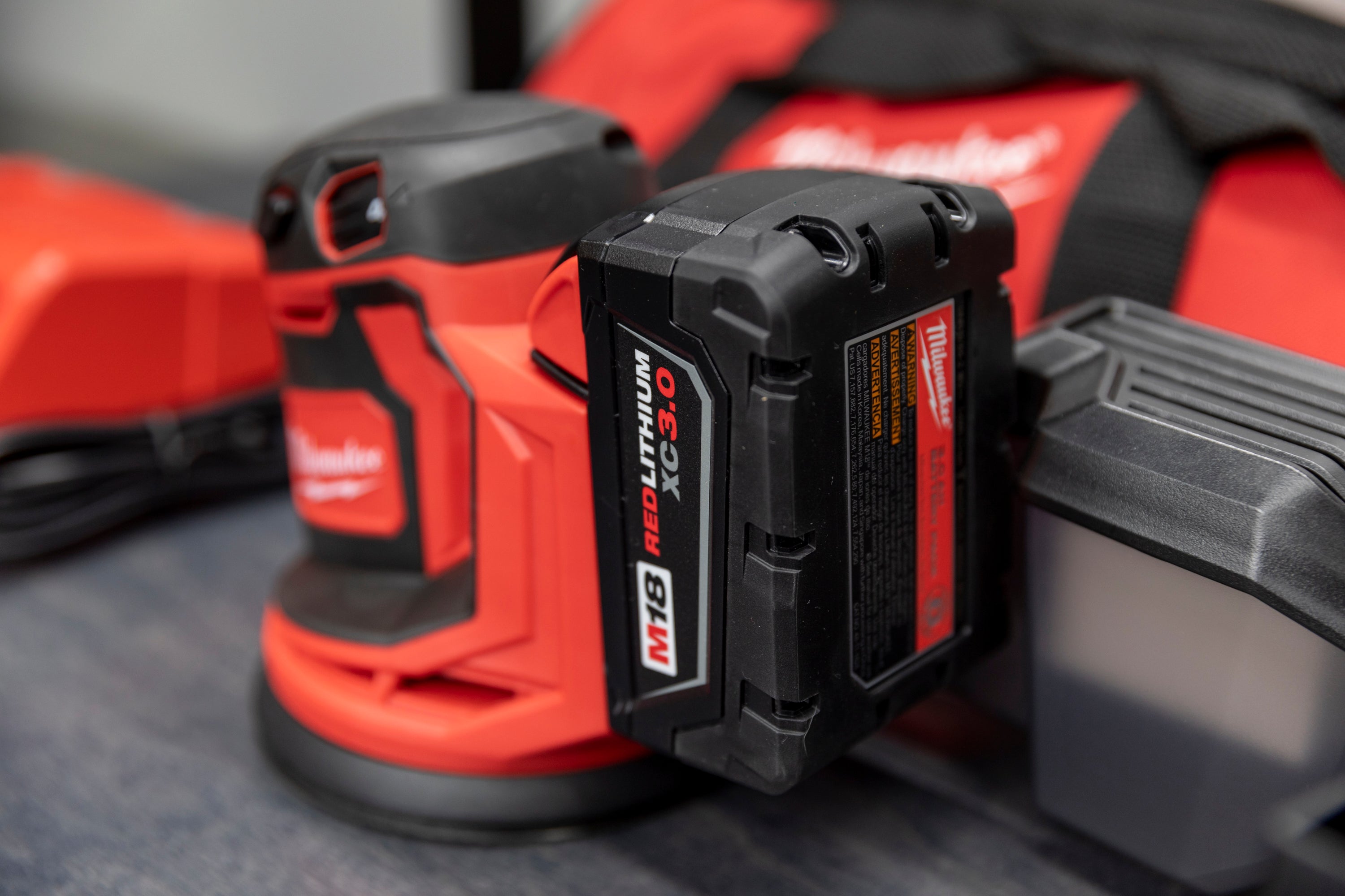 Milwaukee M18™ Random Orbital Sander - Cordless Electric Sander for Woodworking & Sanding Projects - Perfect for DIY, Furniture Refinishing & Auto Body Work