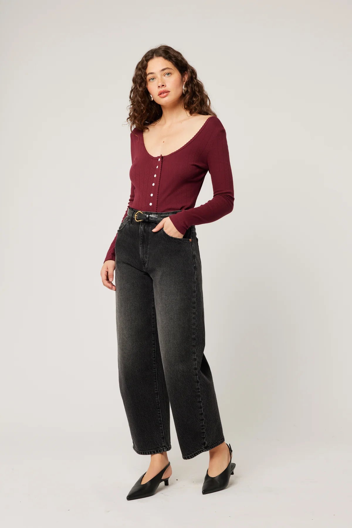 Vintage 80s Black Mid-Rise Barrel Jeans for Women - Retro High Waisted Denim Pants for Casual Wear & Night Out