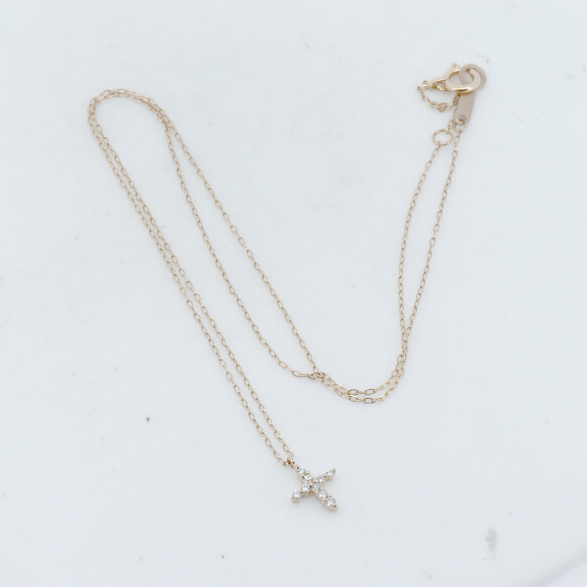 4℃ Cross Motif 18K White Gold Diamond Pendant Necklace for Women - Elegant Religious Jewelry Gift for Christmas, Baptism & Special Occasions