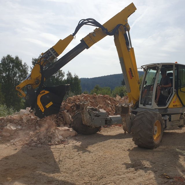 MB Crusher Bucket L140 S2 - High-Performance Crushing Attachment for Excavators - Perfect for Construction, Demolition, and Recycling Projects