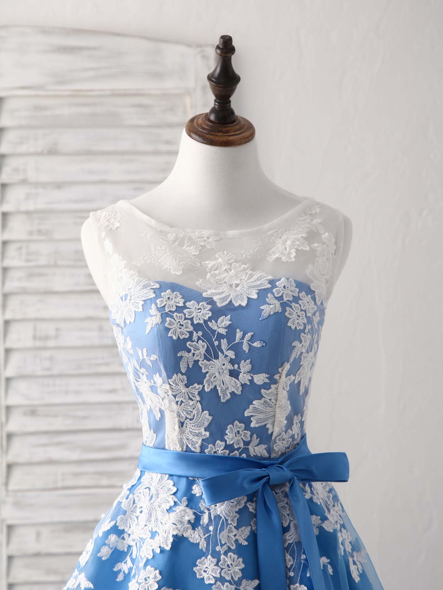Elegant Blue Round Neck Tulle Lace Applique Tea-Length Prom Dress for Women | Formal Bridesmaid Gown for Weddings, Parties & Special Occasions