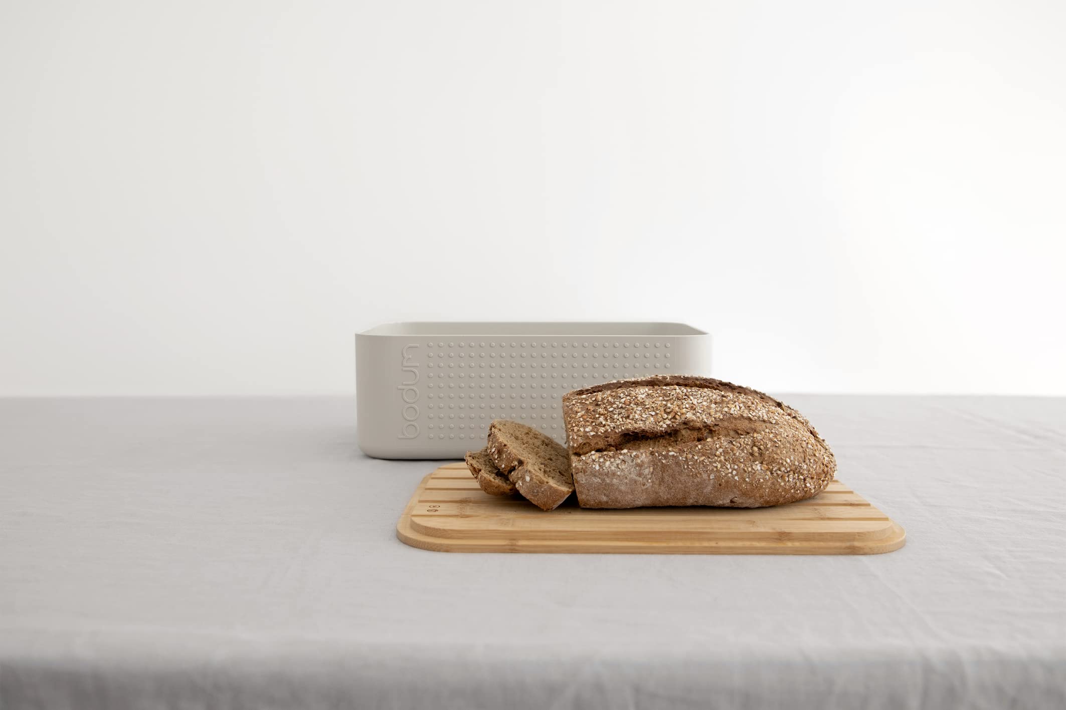 BODUM 11740-913 Bistro Small Bread Storage Box - White Plastic & Wood Bread Keeper (19.39 x 29.4 x 10.7 cm) - Perfect for Kitchen Countertop, Pantry Organization & Fresh Bread Storage
