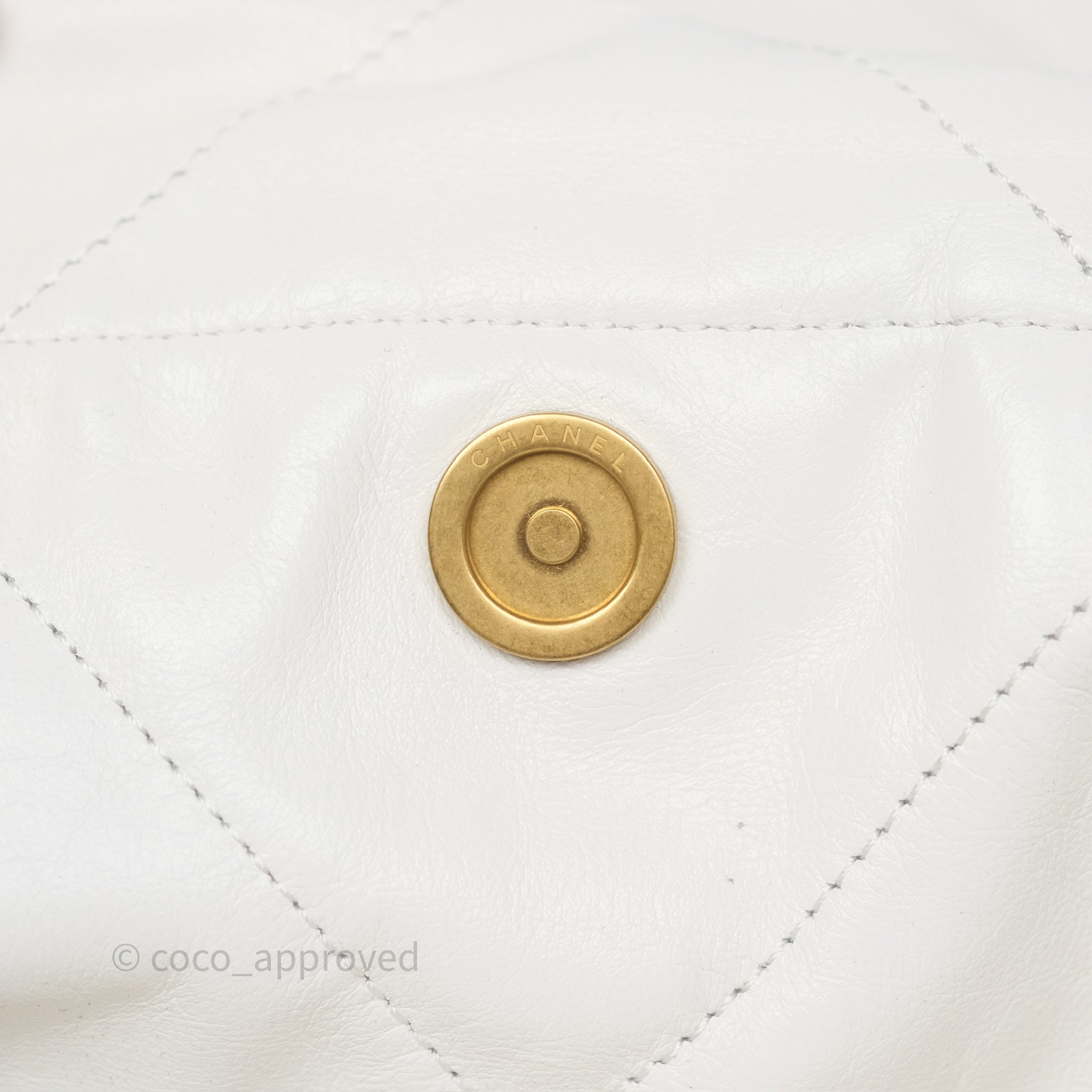 Chanel 22 Medium Handbag in White Shiny Crumpled Calfskin with Aged Gold Hardware - Luxury Shoulder Bag for Women, Perfect for Date Night & Special Occasions