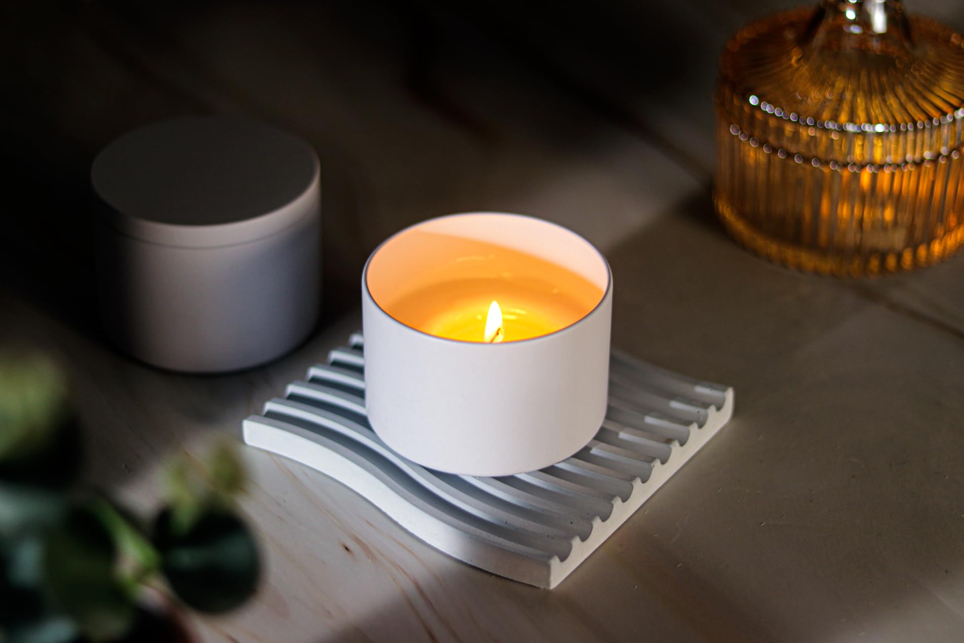 Aroparc 8oz Candle Tins with Wood Grain Lids - 24 Pack Empty Candle Jars for DIY Candle Making Supplies, Seamless Containers - Perfect for Home Decor, Wedding Favors & Gift Packaging