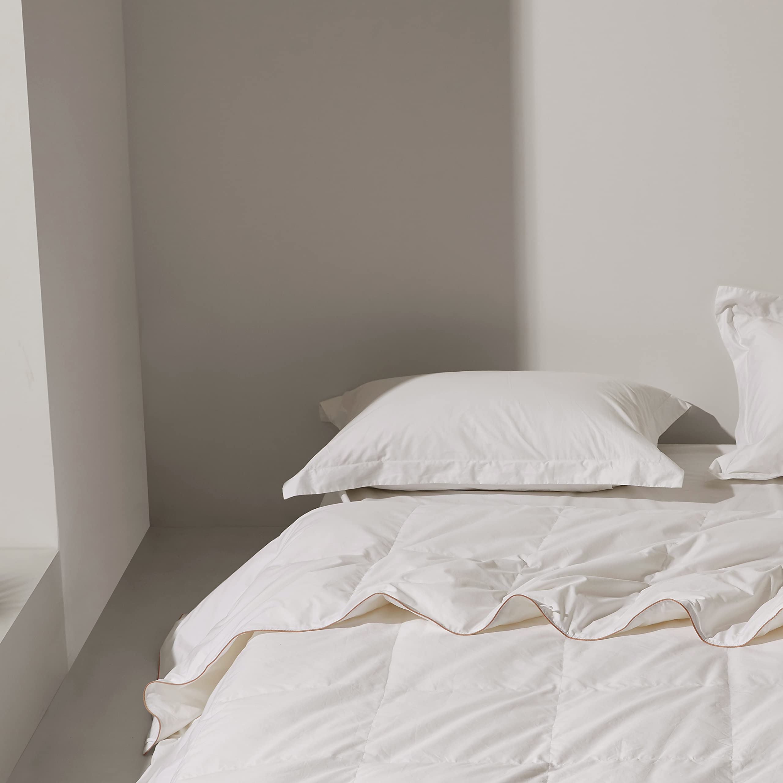 zzlamb Ultra Lightweight White Down Feather Comforter - Breathable Summer Blanket for Hot Sleepers, King Size 106x90 Inches, Cotton-Blended Down-Proof Duvet Insert with Corner Tabs - Perfect for Warm Weather & Air-Conditioned Bedrooms