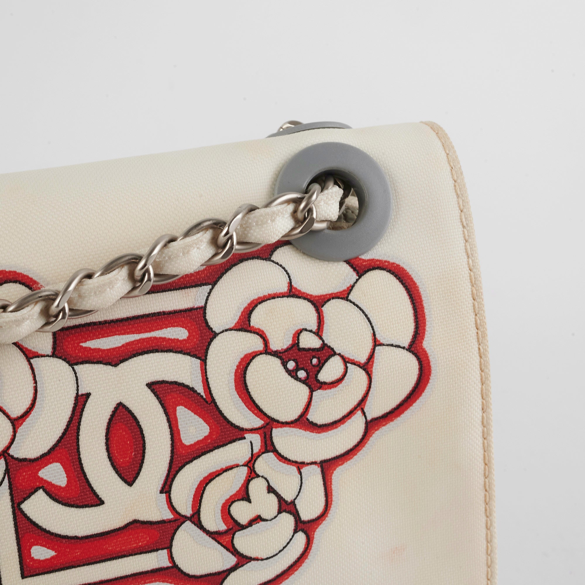 Chanel Camellia Seasonal Flap Bag with Zipper in White - Luxury Crossbody Purse for Women, Perfect for Parties & Evening Events
