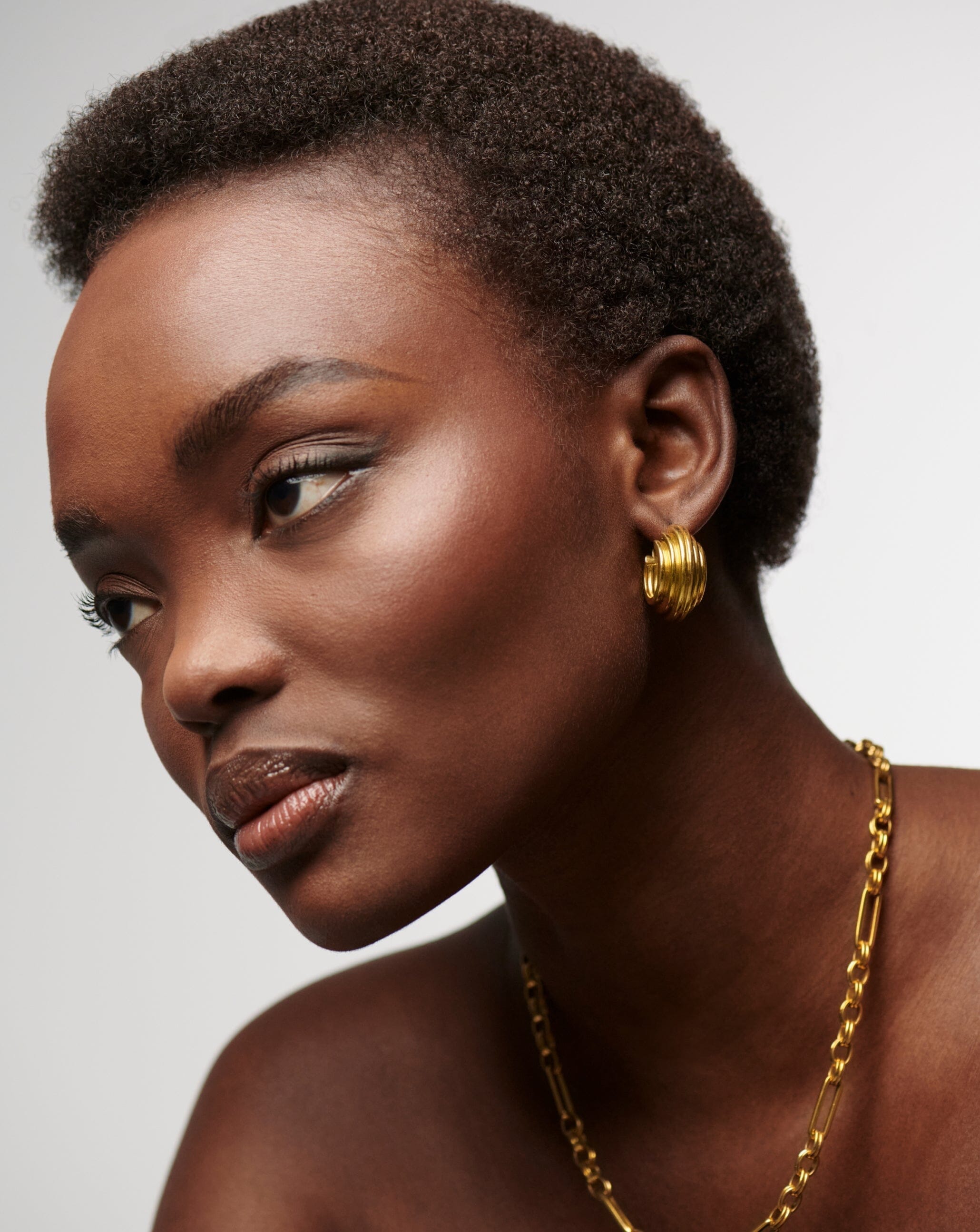 Lucy Williams Medium Chunky Ridge Hoop Earrings for Women - Trendy Gold Plated Statement Hoops - Perfect for Parties, Date Nights & Everyday Wear