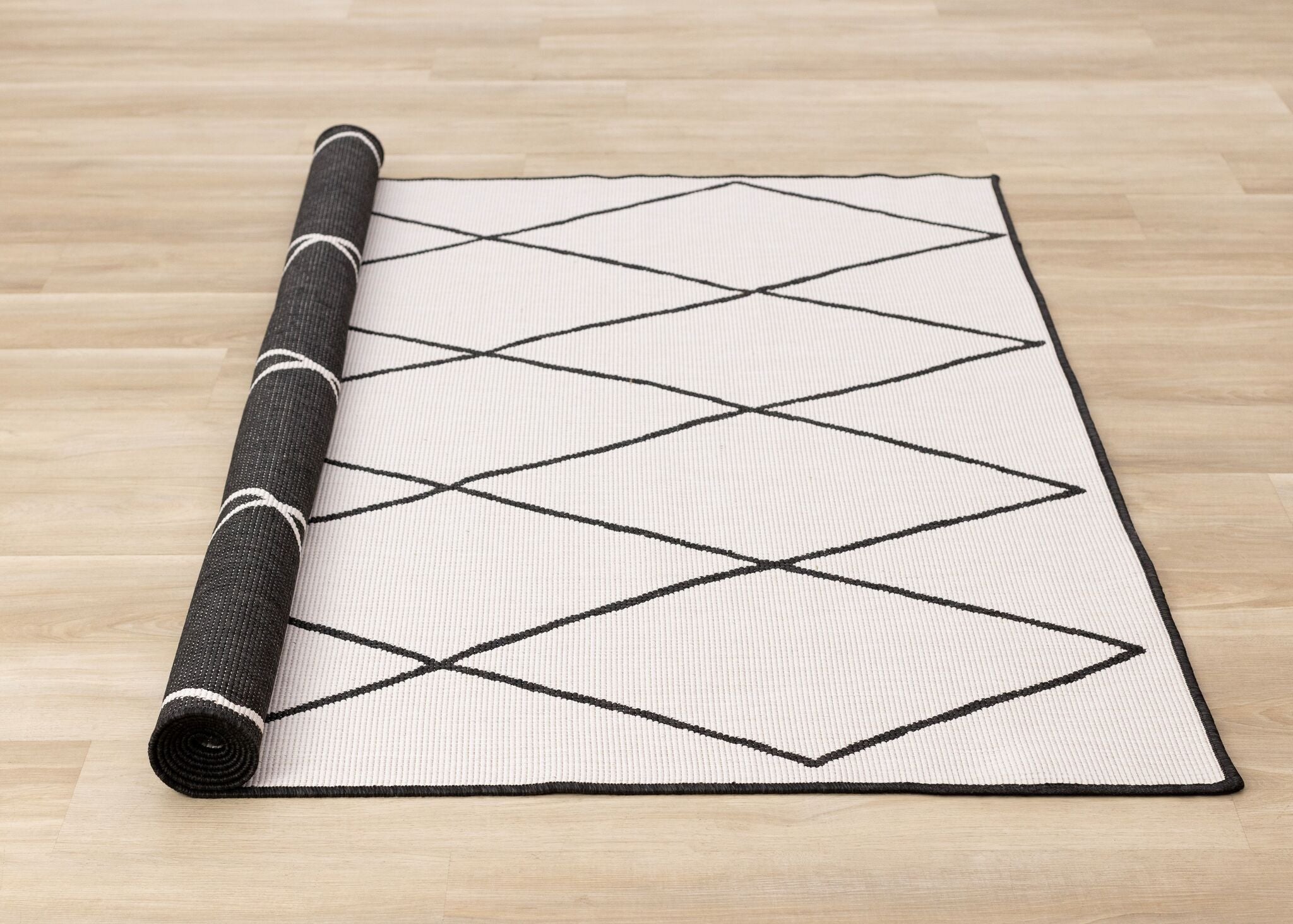 Bristol 5'3 x 7'7 Reversible Trellis Area Rug in White & Black - Perfect for Living Room, Bedroom or Office Decor