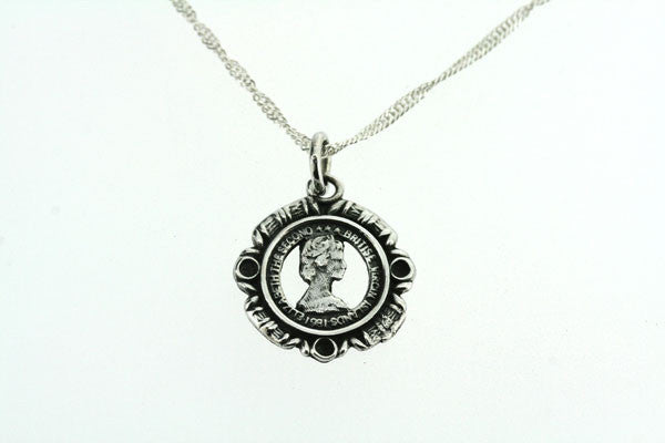 Elegant Queen Cutout Coin Pendant Necklace with 55cm Link Chain - Perfect for Casual Wear, Layering & Gift Giving