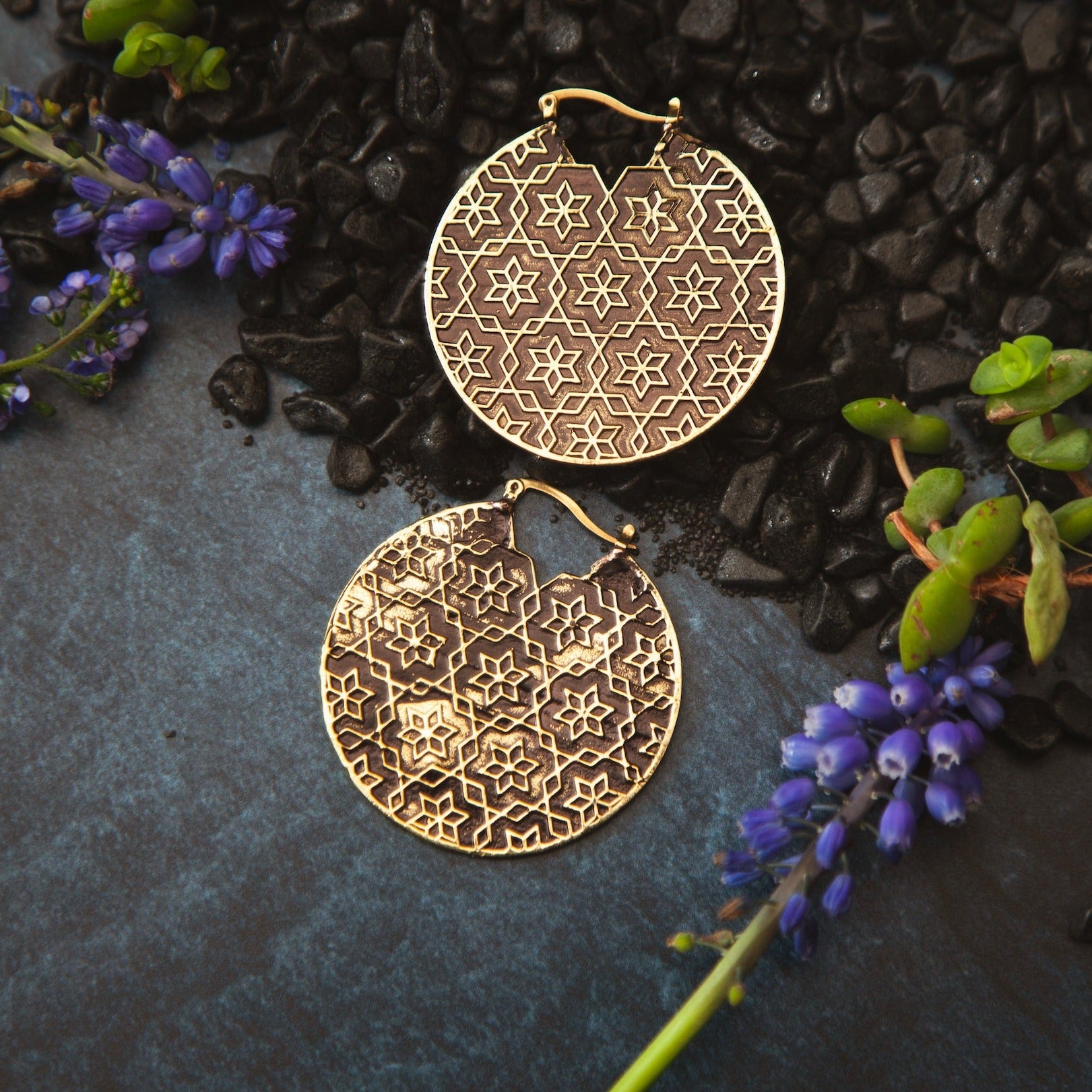 Vivris Elegant Gold-Plated Hoop Earrings for Women - Hypoallergenic & Lightweight - Perfect for Parties, Weddings & Everyday Wear