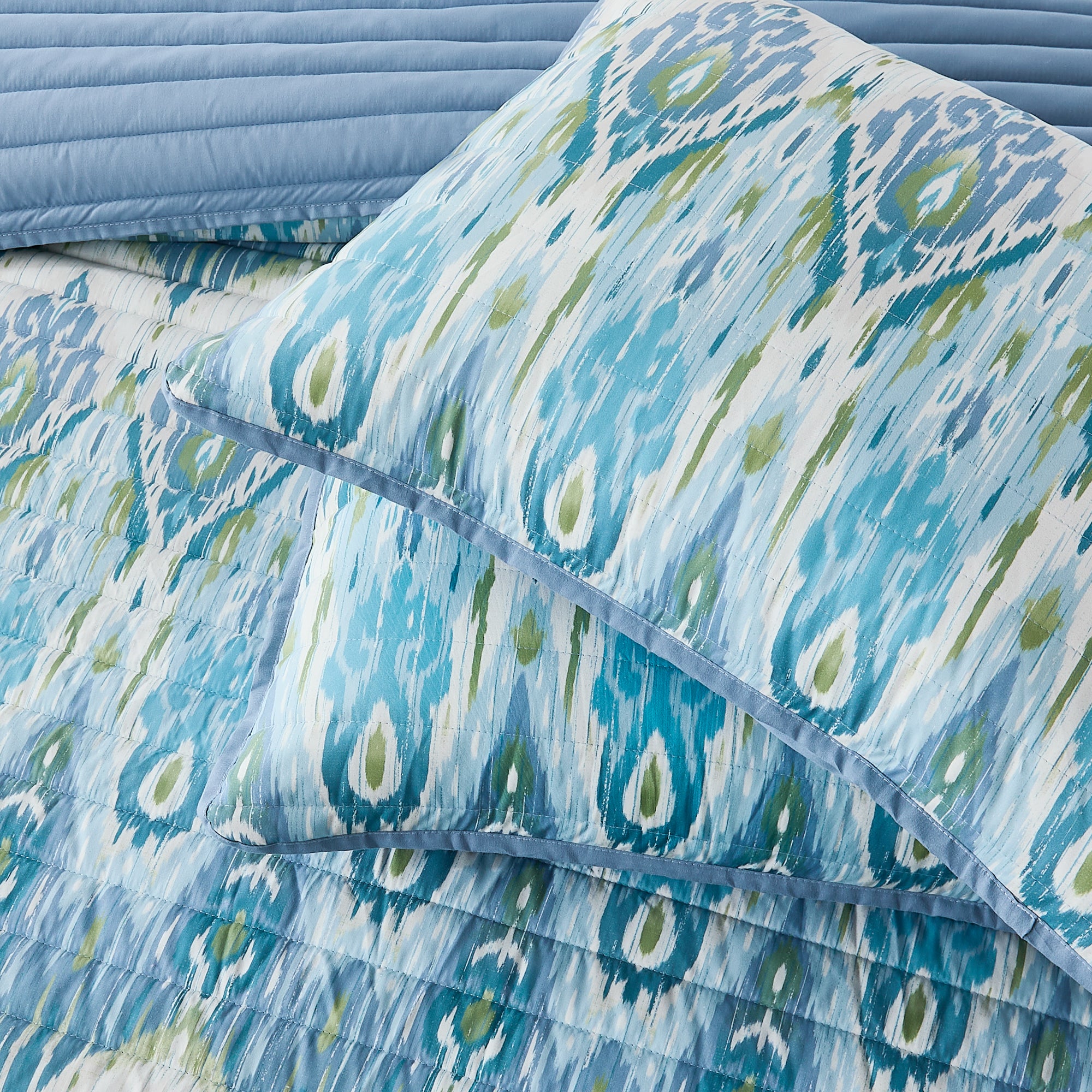 Stylish Ikat Drops Quilt Set - Queen Size Bedding with Matching Pillow Shams - Perfect for Boho Chic Bedroom Decor & Guest Room Makeover