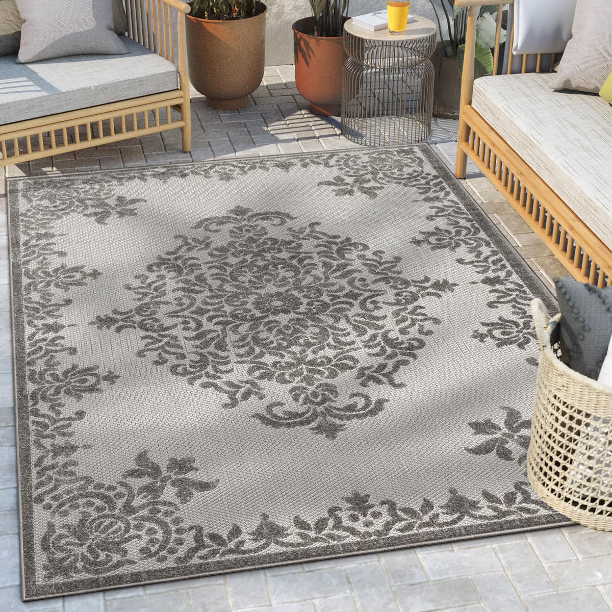 Well Woven Arid Grey Oriental Medallion Indoor/Outdoor High-Low Pile Area Rug 7'10