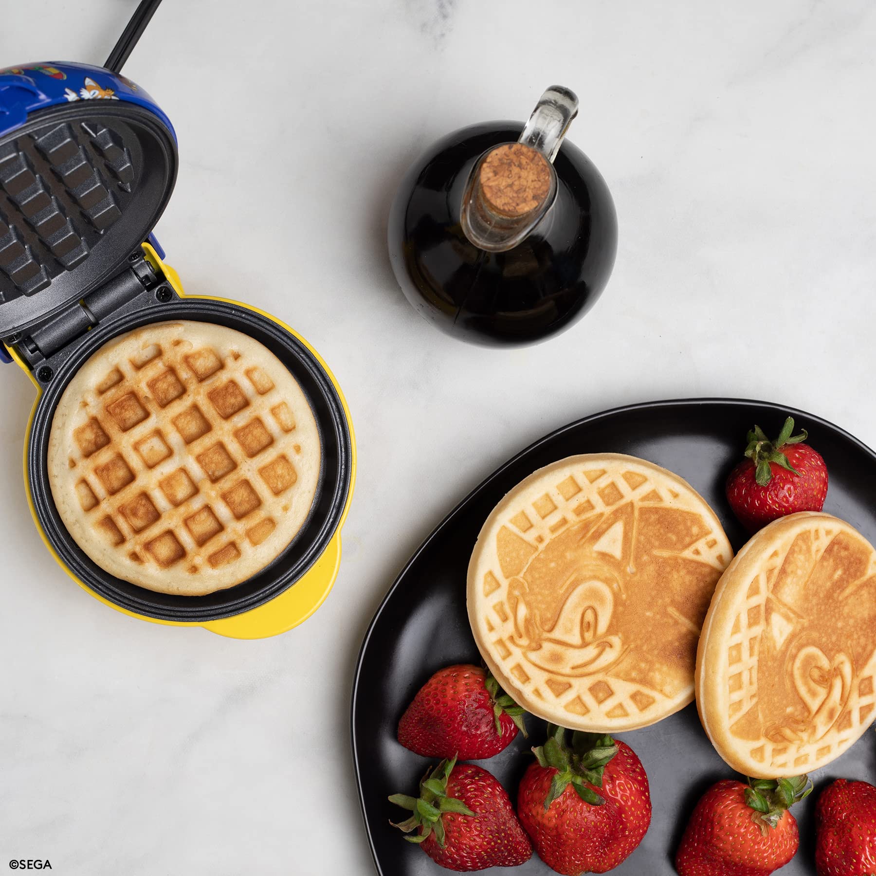 Sonic the Hedgehog Mini Waffle Maker by Uncanny Brands - Sega Licensed Character Waffle Iron for Kids & Adults - Perfect for Breakfast, Parties & Gaming Themed Events