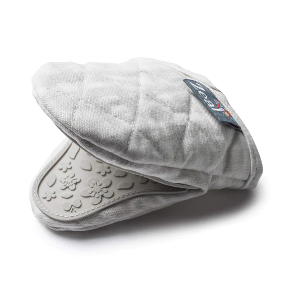 Best Mini Oven Mitts - Heat Resistant & Non-Slip Kitchen Gloves for Baking, Cooking & Grilling - Perfect for Small Hands & Hot Pans