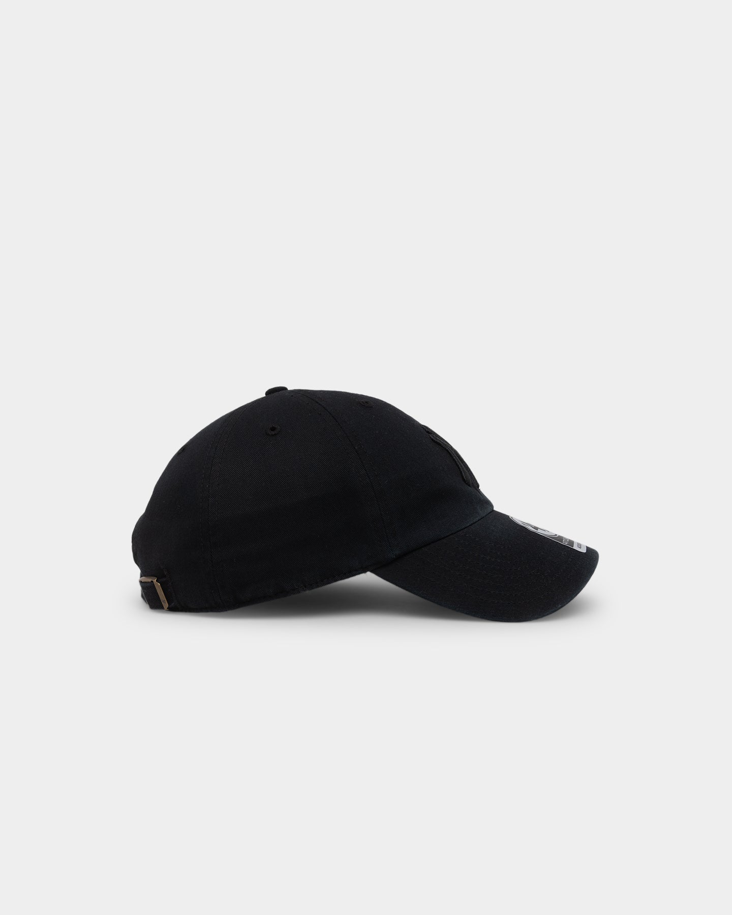 New York Yankees 47 Brand Clean Up Strapback Hat - Black/Black Adjustable Snapback for Baseball Fans - Perfect for Games, Streetwear & Casual Outfits
