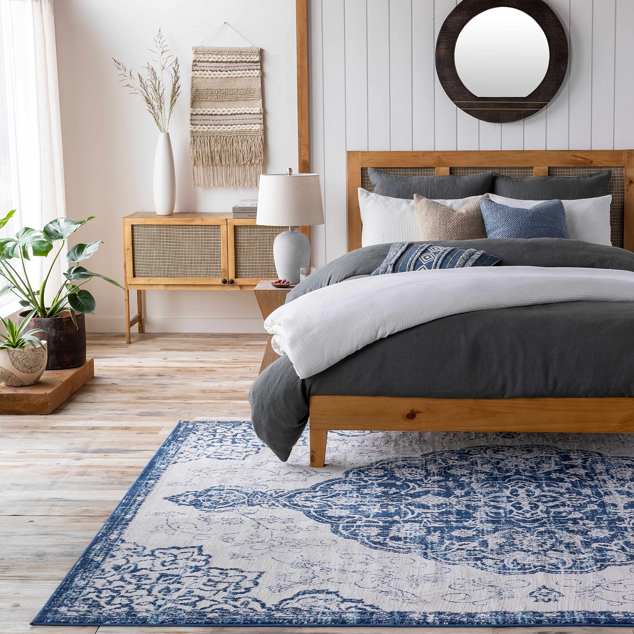 Hauteloom Traditional Beige and Blue Area Rug 7'10
