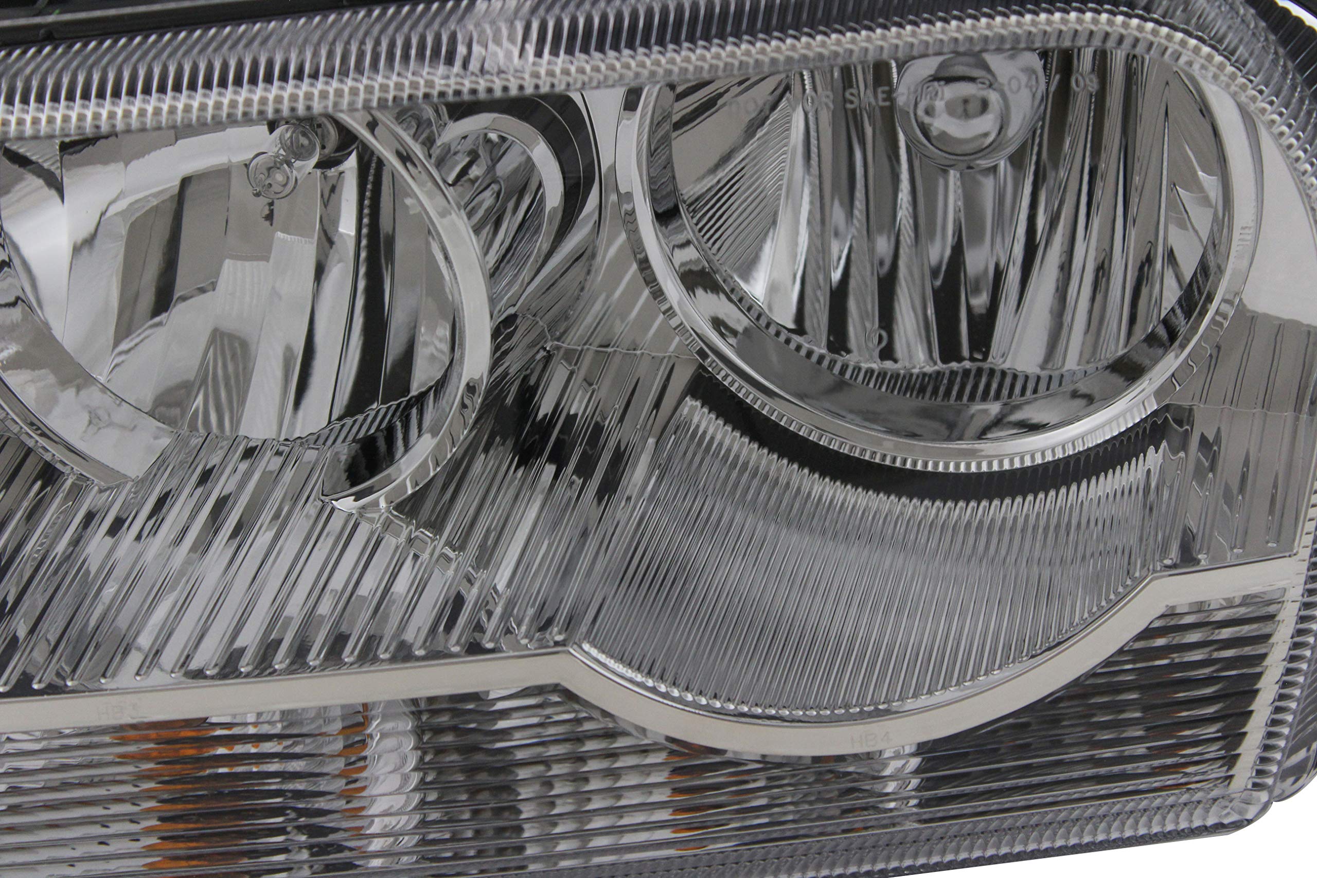 2005-2007 Chrysler 300 Halogen Headlight Assembly Set - Driver & Passenger Side Replacement Lamps - Perfect for Night Driving & Foggy Conditions