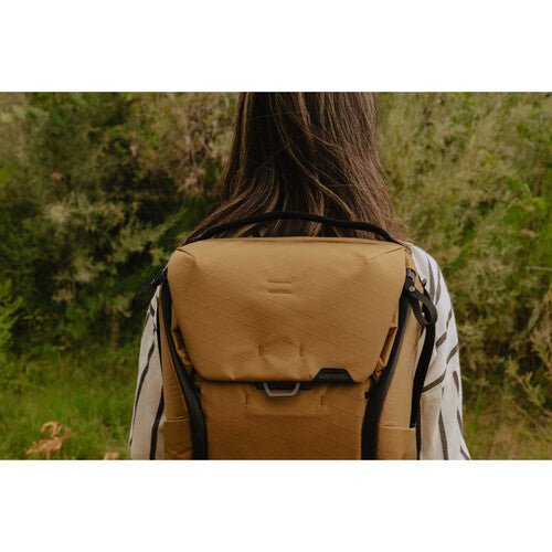 Peak Design Everyday Backpack 20L V2 - Durable Camera Backpack for Photographers & Travel, Water-Resistant Coyote Brown, Perfect for Hiking, Commuting & Urban Exploration