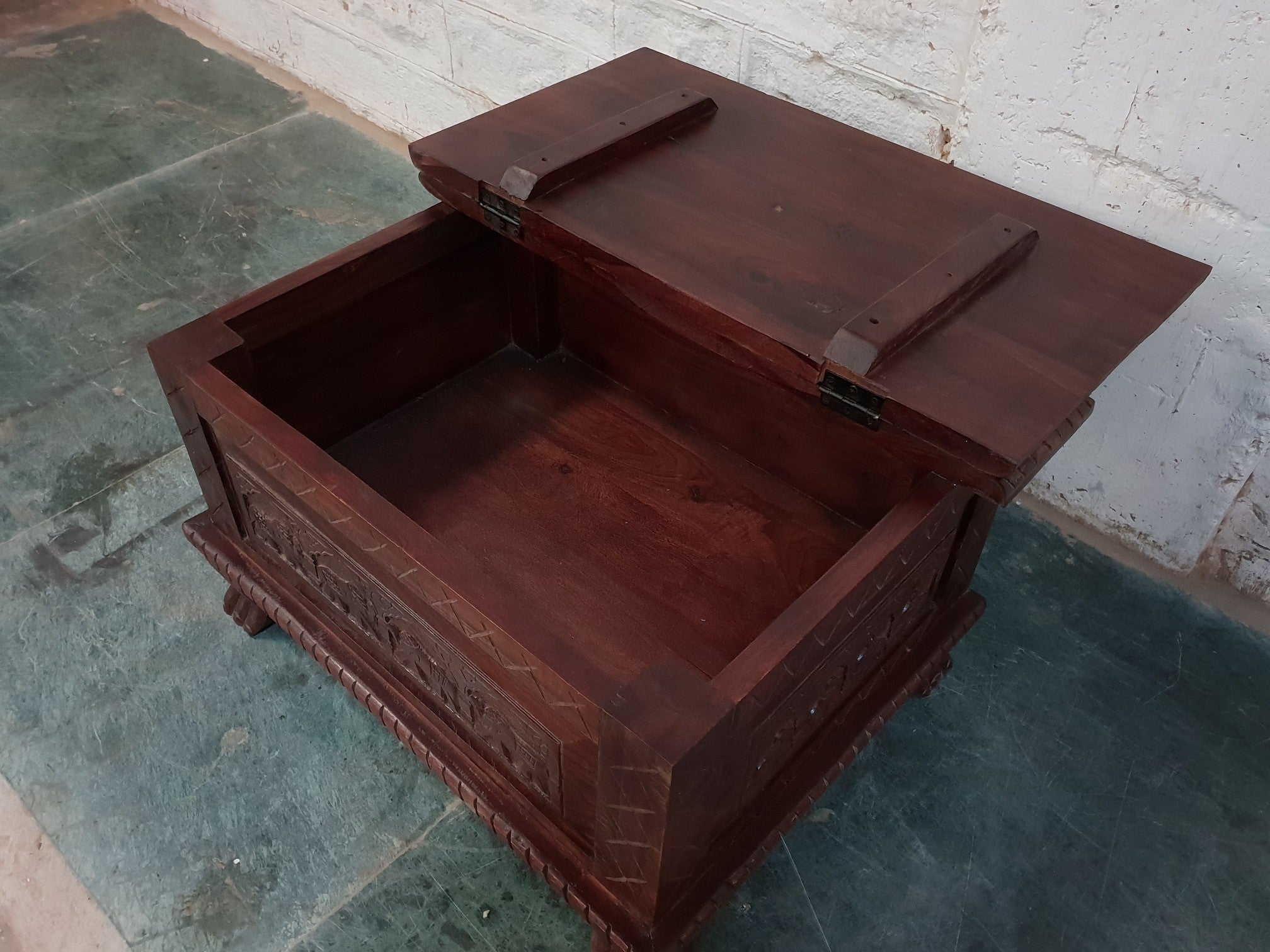 Handcrafted Elephant Carved Wood Coffee Table with Storage - Rustic Brown Blanket Box Trunk for Living Room Decor | Perfect for Cozy Home, Farmhouse Style & Blanket Organization