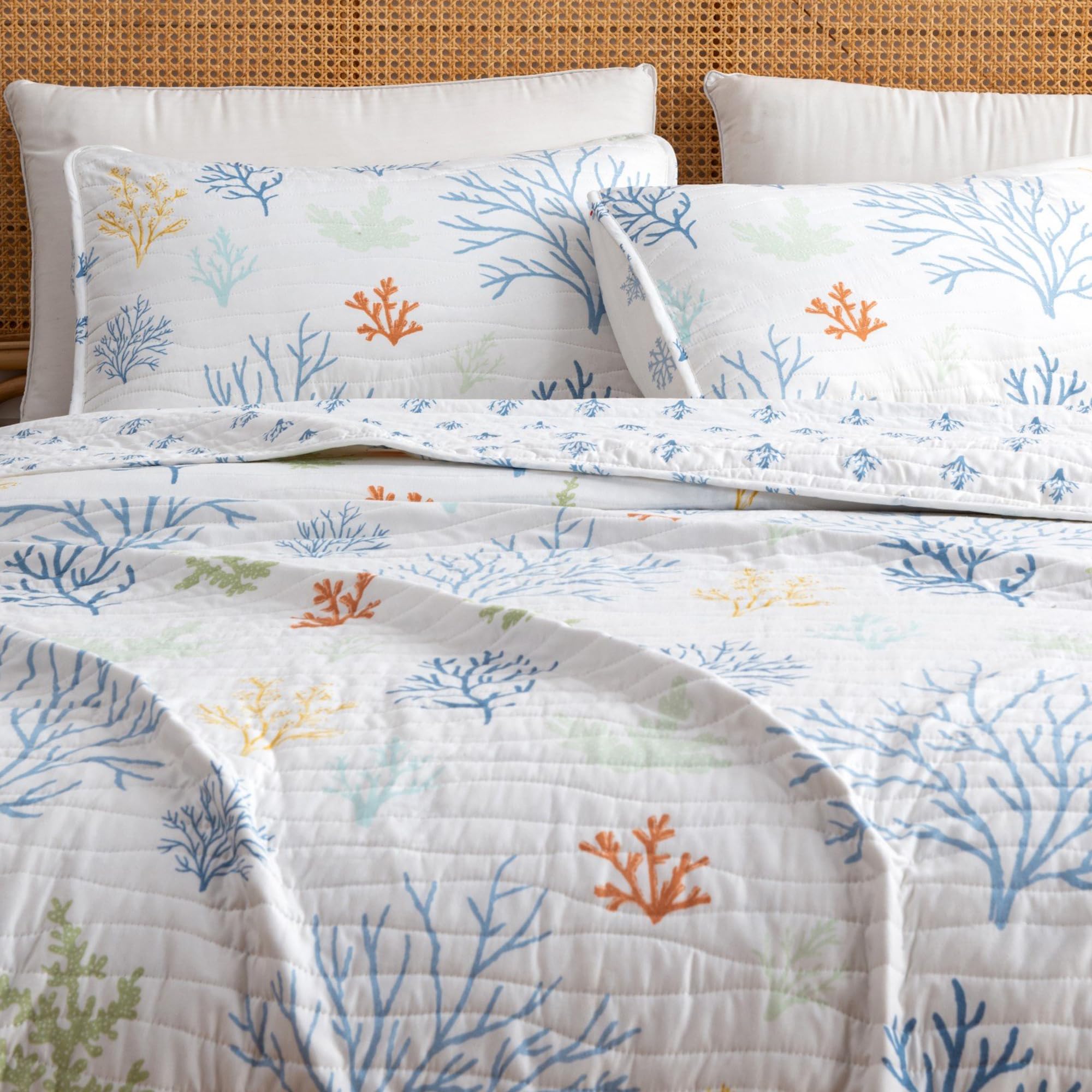 Full/Queen Coastal Quilt Bedding Set - Lightweight Reversible Summer Beach Quilt with Shams | 3-Piece Nautical Bedspread for All Seasons | Maldives Coral Collection | Perfect for Beach House, Guest Room & Coastal-Themed Bedrooms