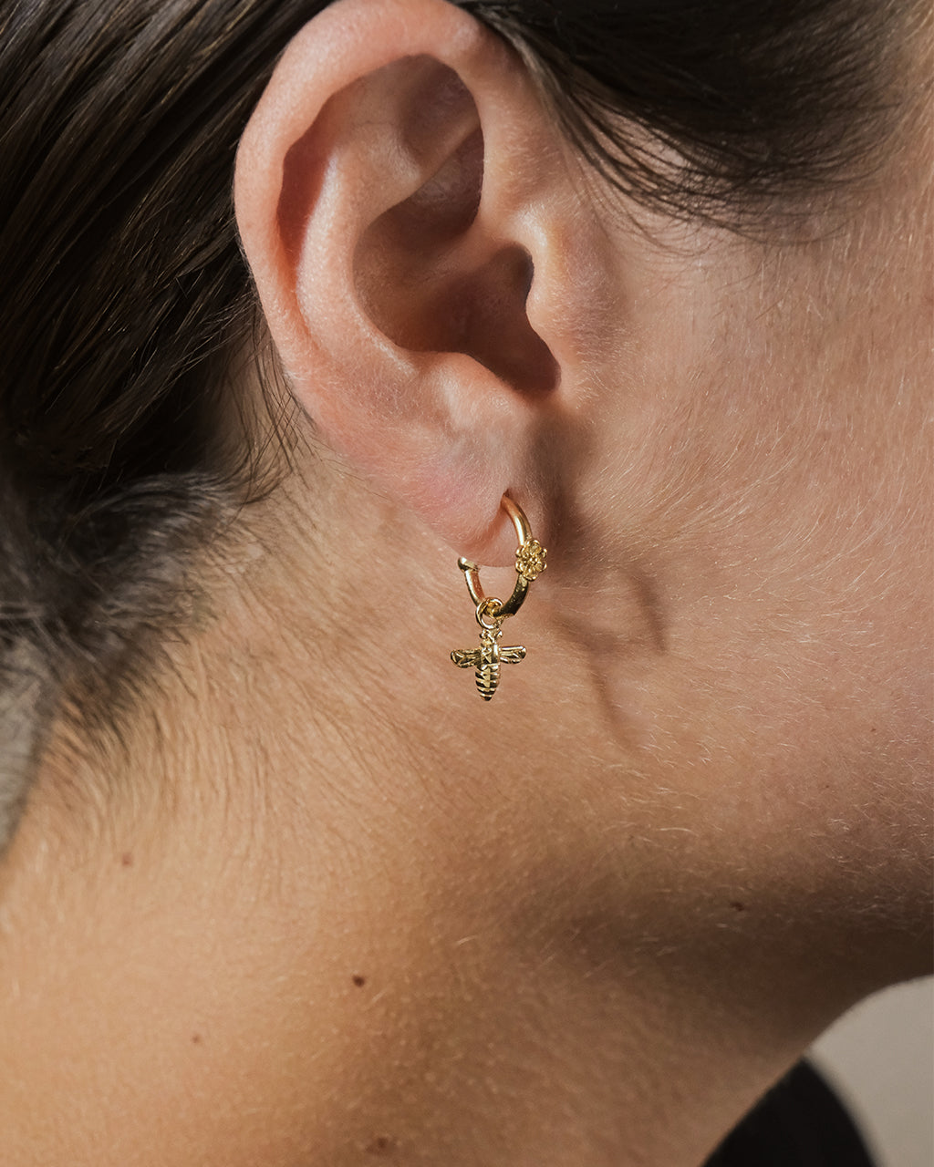 Sterling Silver Bee & Daisy Stud Hoop Earrings for Women - Dainty Floral Jewelry Gift for Her - Perfect for Everyday Wear, Parties & Special Occasions