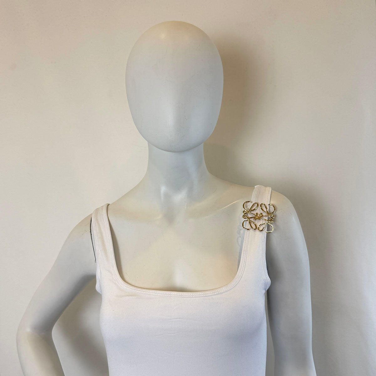 Loewe Pin - Elegant and Stylish Brooch for Women - Perfect for Dresses, Jackets, and Accessories - Ideal for Parties, Weddings, and Everyday Fashion