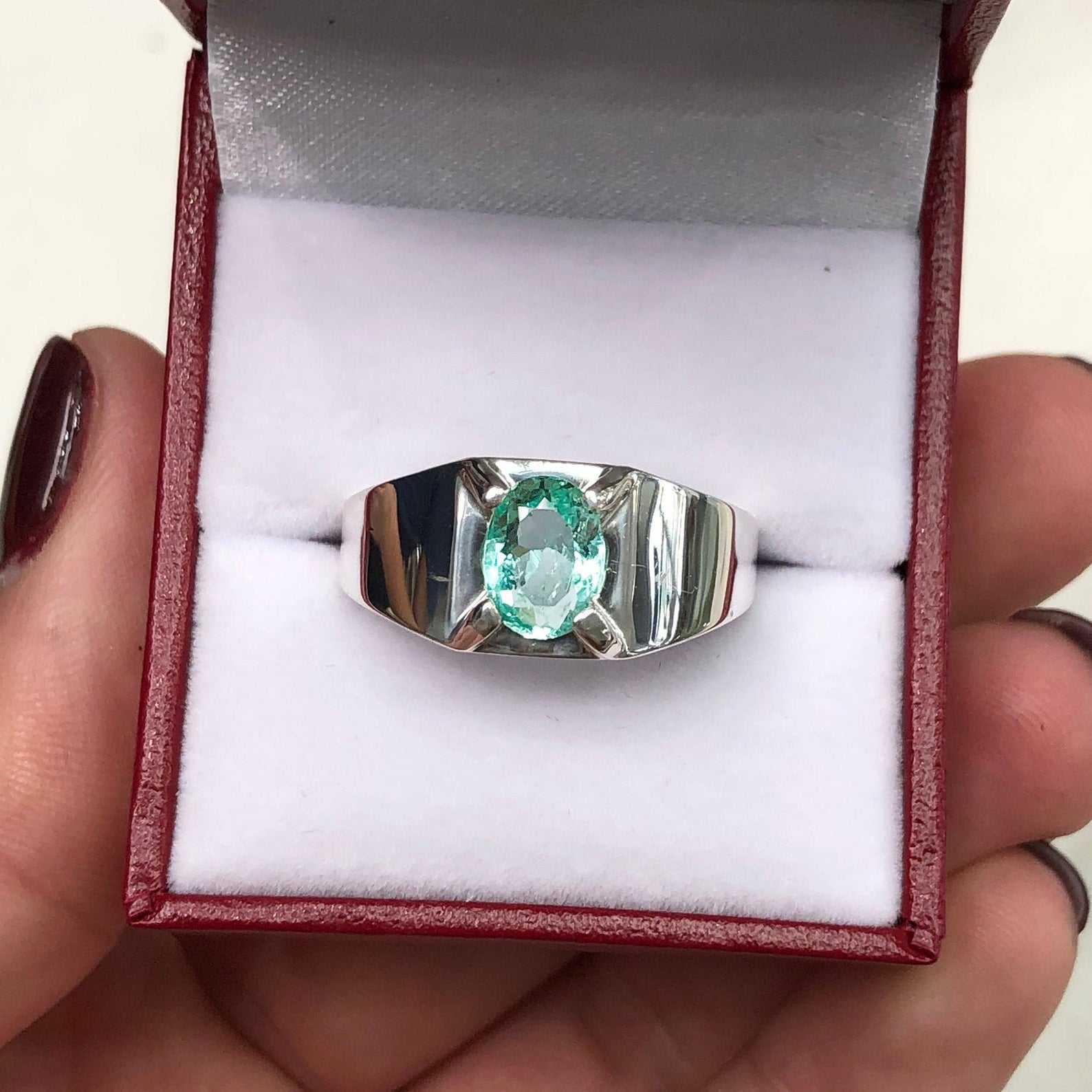 1 Carat Natural Oval Cut Emerald Men's Ring in 925 Sterling Silver - Perfect for Birthdays, Anniversaries & Astrological Gifts