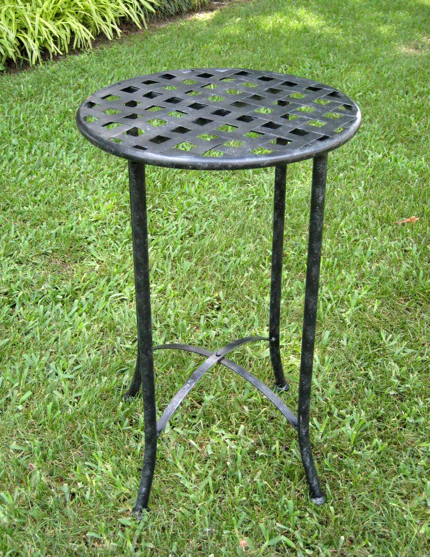 International Caravan 16 Inch Iron Patio Side Table - Antique Black Finish | Outdoor Garden Furniture for Patio, Deck, Poolside & Balcony