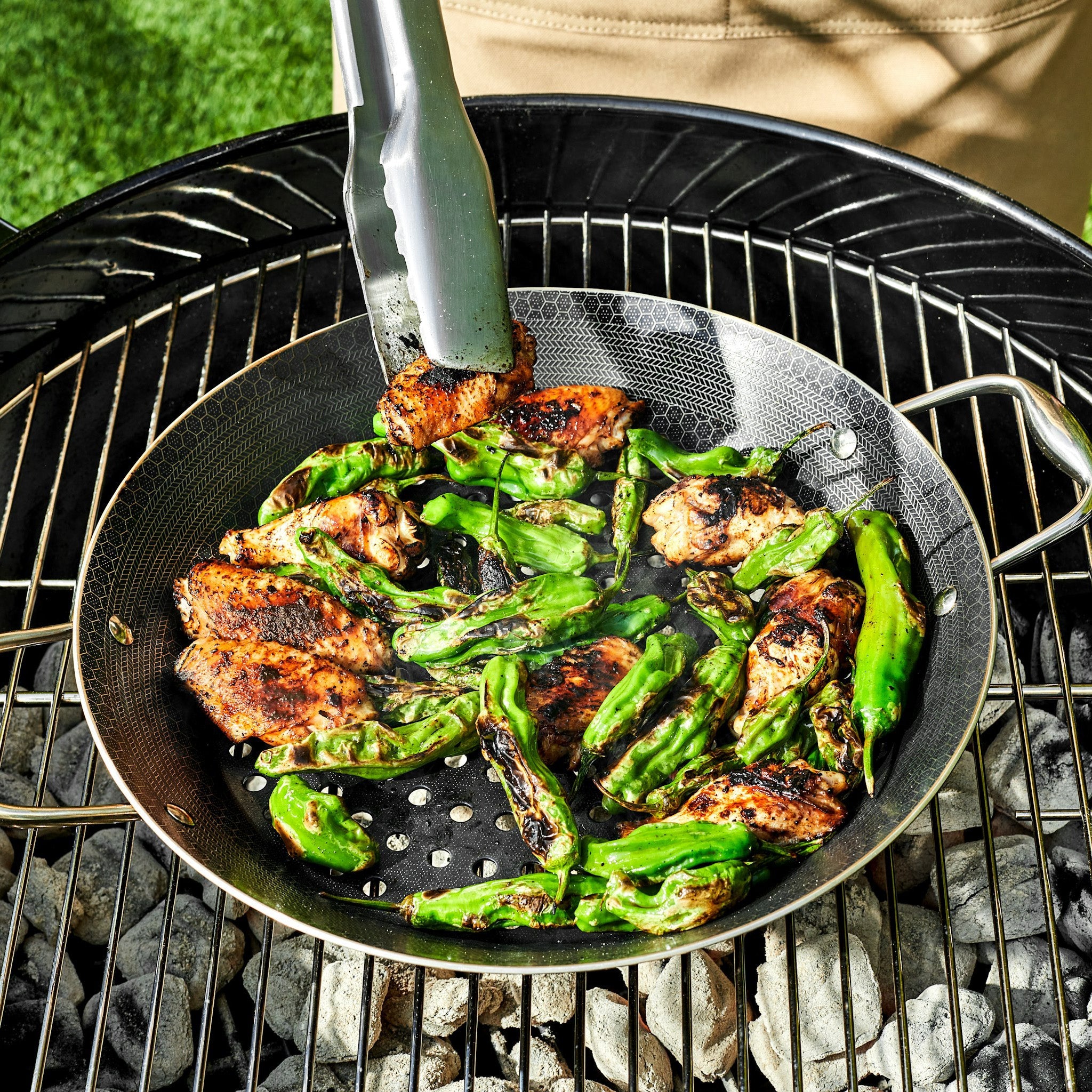Best BBQ Grill Pan for Outdoor Cooking - Non-Stick Cast Iron Griddle for Grilling Steak, Burgers & Vegetables - Perfect for Camping, Backyard BBQs & Picnics