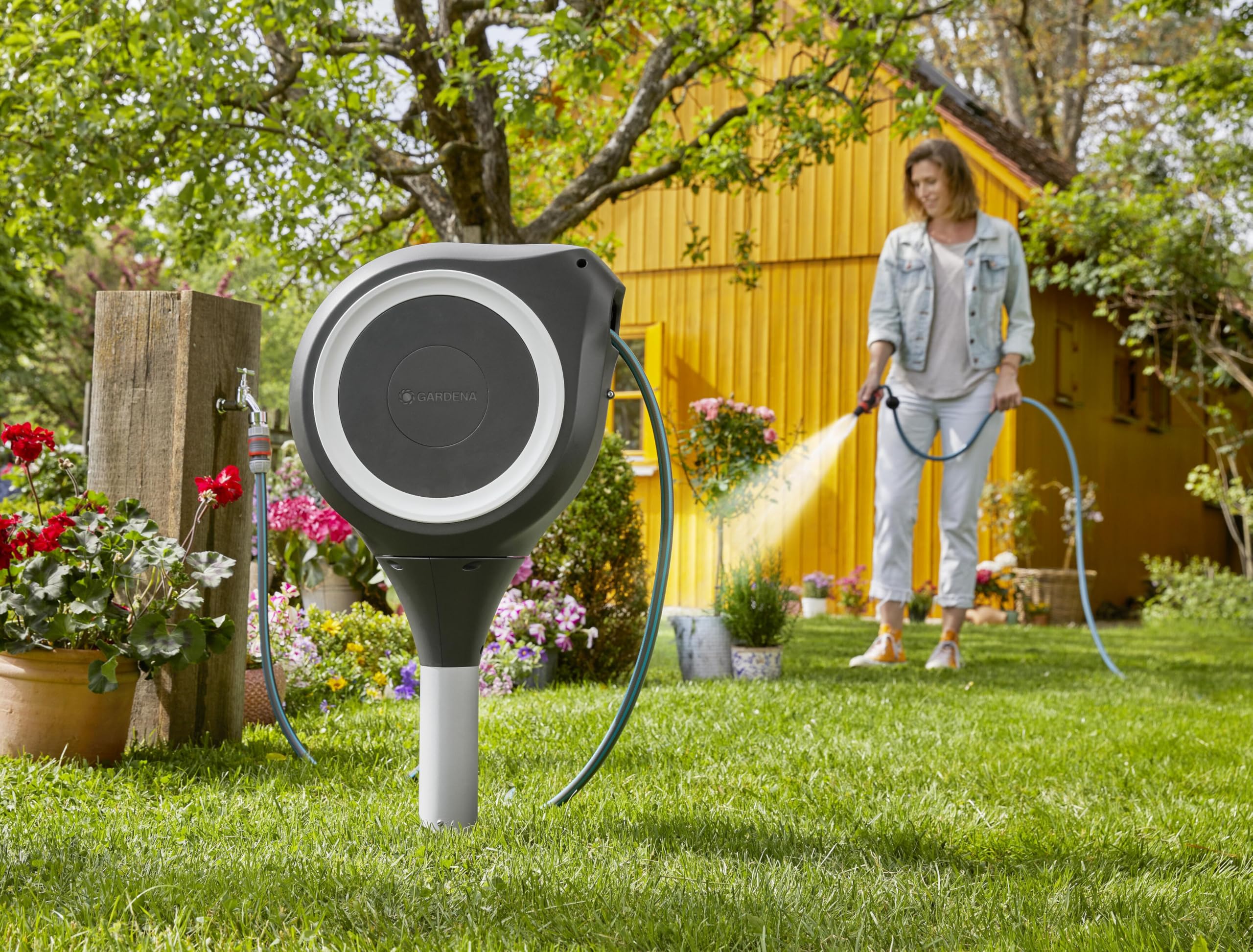 **Gardena 15m White Hose Box with Swivel & Mounting Kit for Easy Garden Watering**