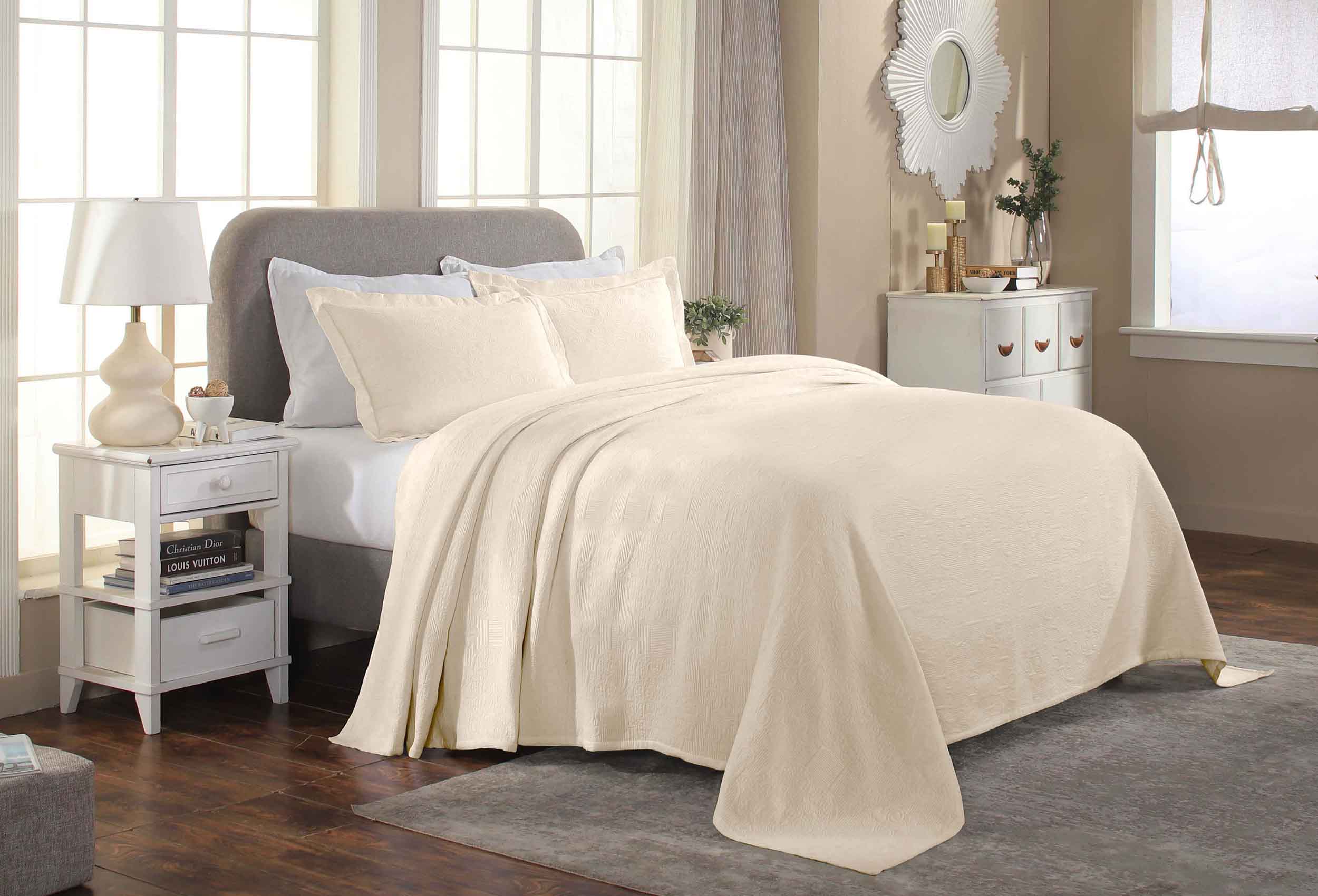 Florin Cotton Matelassé Jacquard Bedspread Set with Scrolling Medallion Design - Luxury Queen/King Size Bedding for Master Bedroom, Guest Room & Hotel Decor