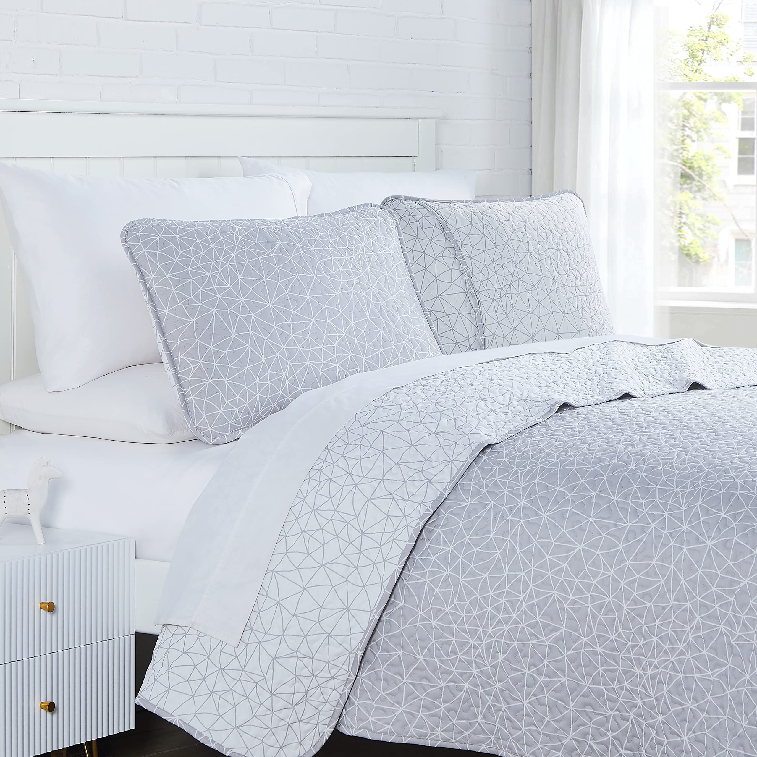 Southshore Fine Living Farmhouse Bedspread - Full/Queen Size 3-Piece Quilt Set with Reversible Grey Geometric Design & Matching Pillow Shams | Lightweight Coverlet for Bedroom Decor | Perfect for Guest Rooms, Master Bedrooms & Cozy Farmhouse Style Homes