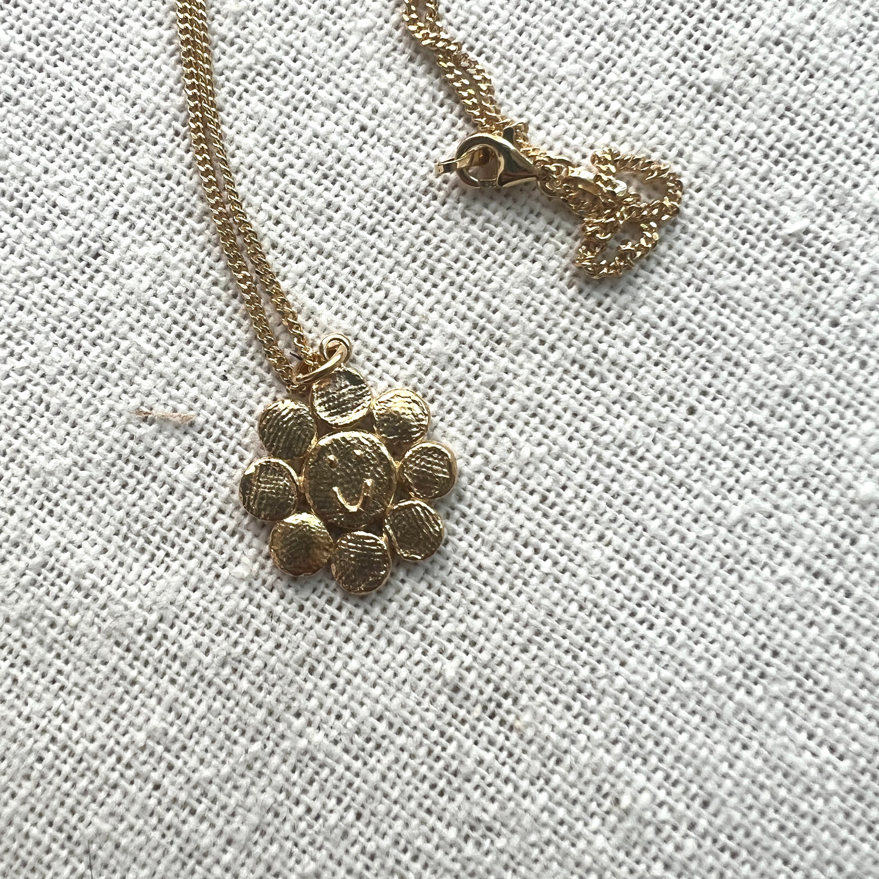 Happy Flower Pendant Necklace 45cm - 18K Gold Plated Elegant Jewelry for Women, Perfect for Parties, Weddings & Everyday Wear