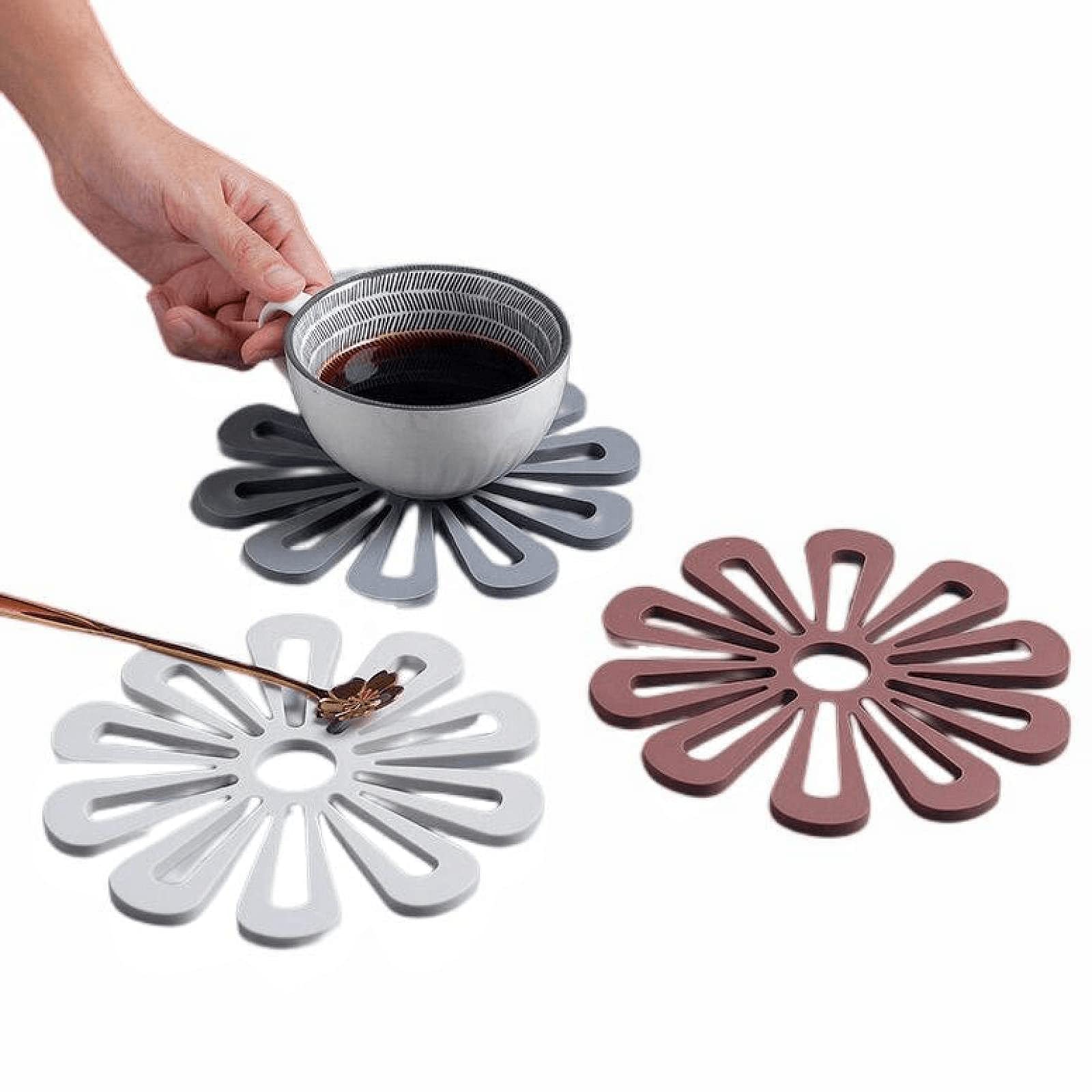 YQ.HOME 4-Piece Silicone Heat Resistant Placemats Set - Non-Slip Triangular Pads for Hot Pots, Soup Bowls, Dinner Plates & Coffee Mugs - Thermal Insulation Tableware for Kitchen & Dining - Perfect for Restaurants, Home Use & Outdoor Picnics (Multicolor)