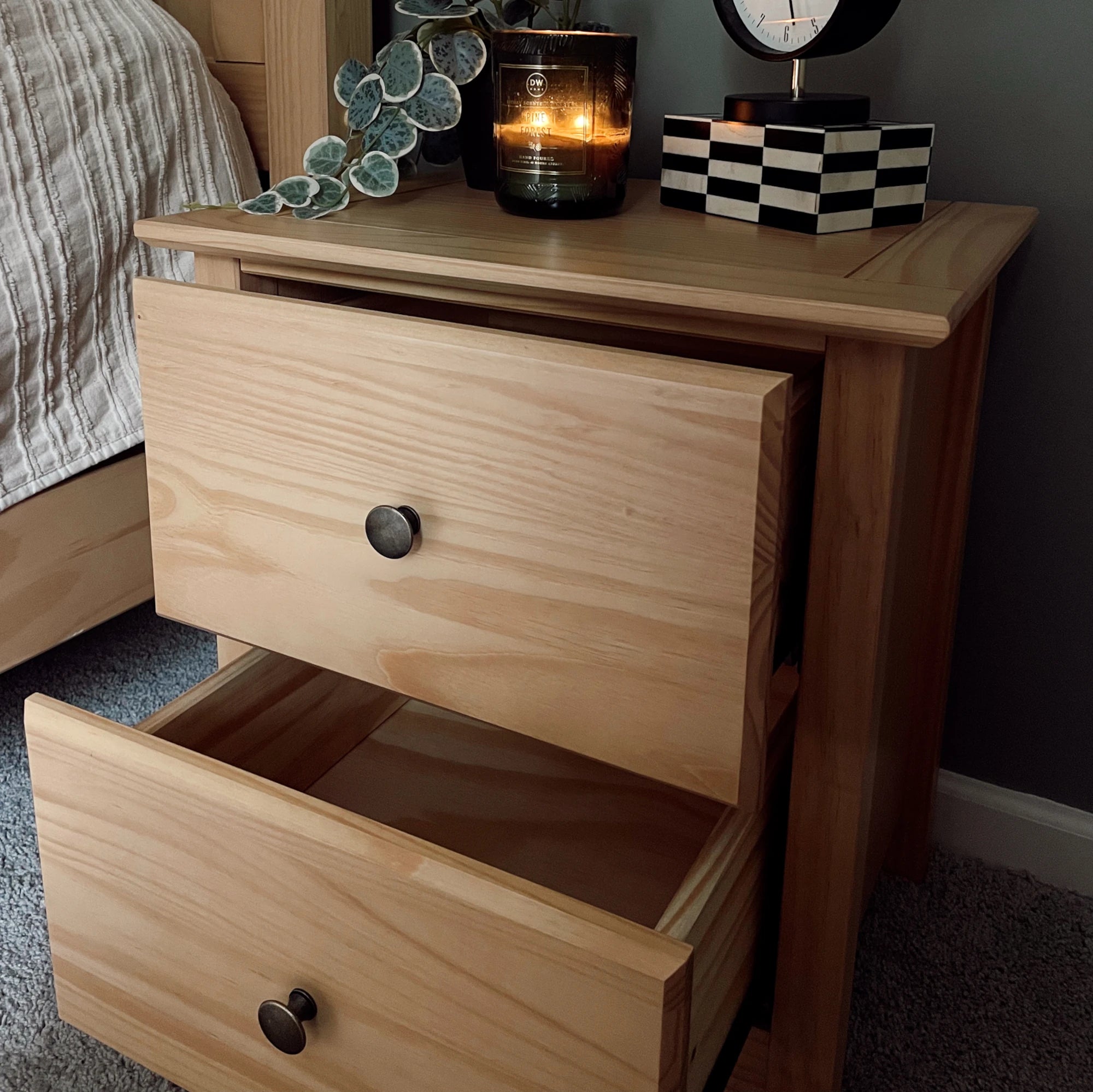 Modern Wooden Shaker 2-Drawer Nightstand - Bedside Table with Storage for Bedroom, Living Room & Guest Room - Compact Nightstand with Smooth Gliding Drawers for Home Decor