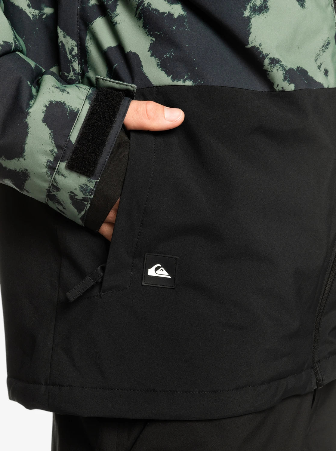 Quiksilver Mission Printed Block Snow Jacket - Black Green Camouflage for Men & Women - Waterproof Winter Coat for Skiing, Snowboarding & Outdoor Adventures