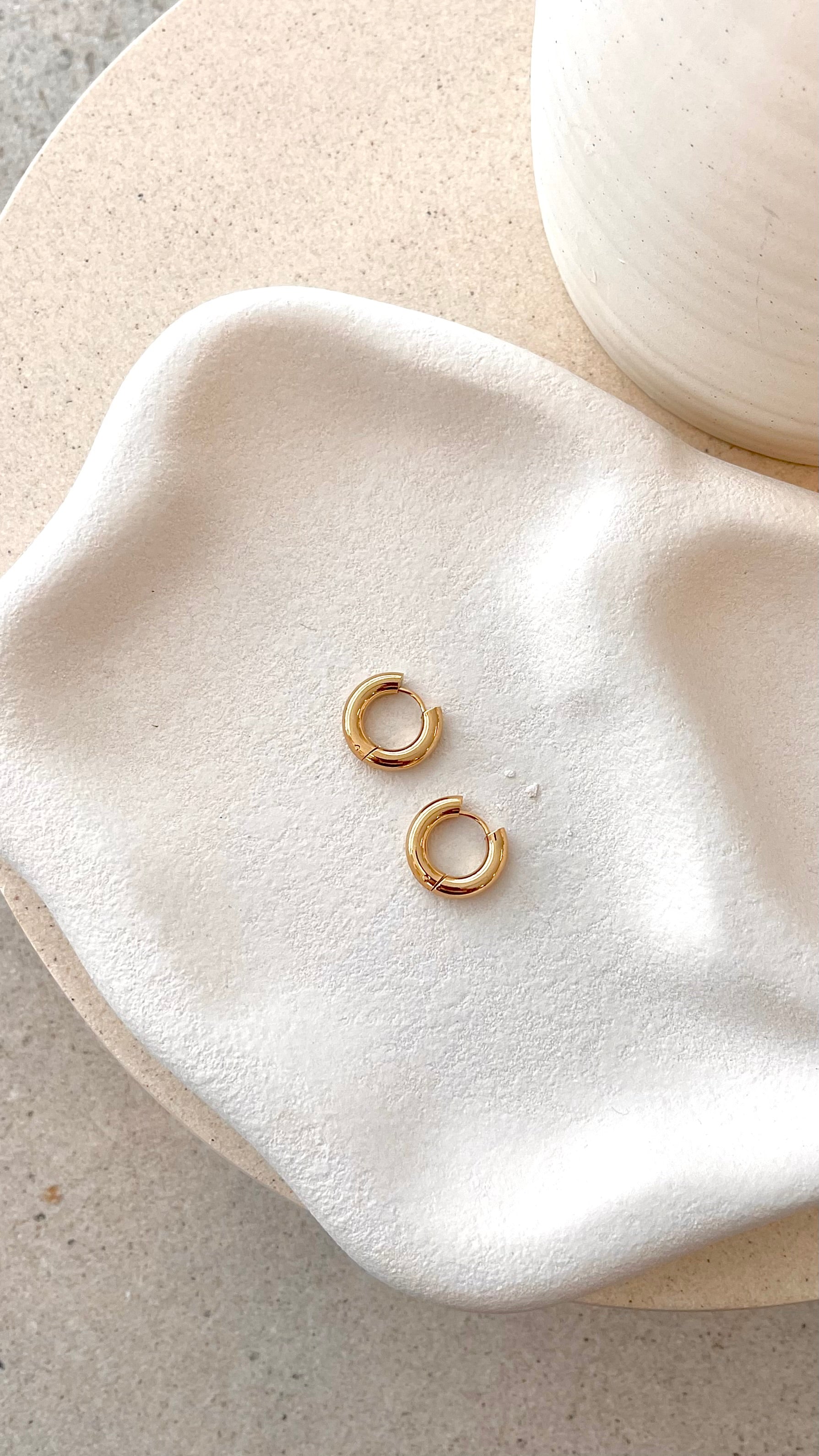 Stylish Chelsie Gold Earrings for Women - Elegant Hoop & Dangle Designs for Everyday Wear & Special Occasions