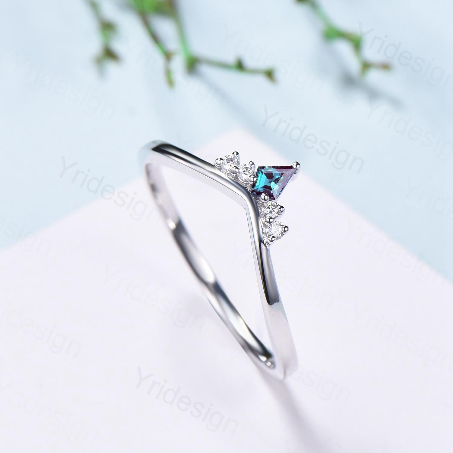Elegant Curved Alexandrite Wedding Ring for Women - Kite Alexandrite Stacking Band with Moissanite, Art Deco June Promise Ring - Perfect for Anniversary, Engagement & Everyday Wear