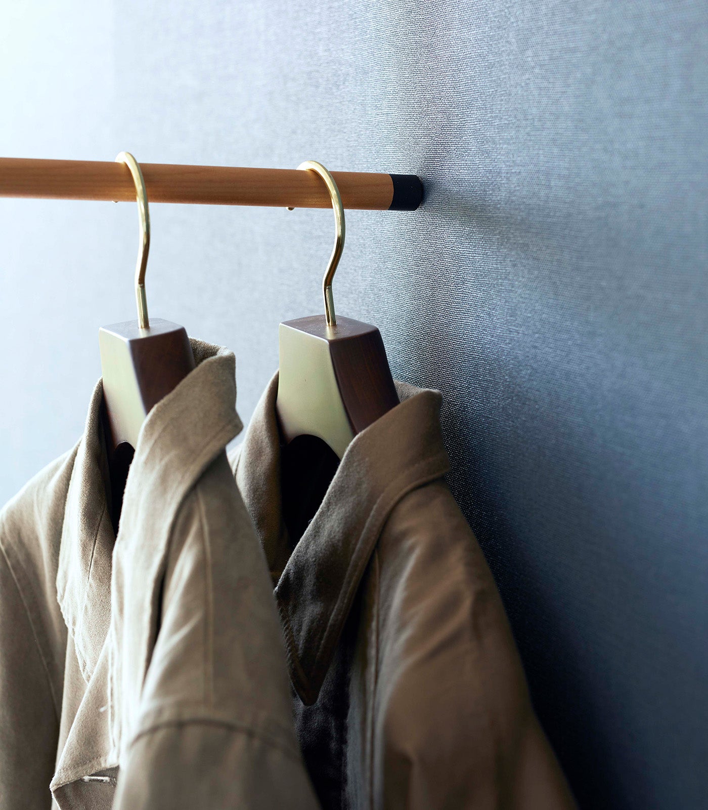 64-Hook Leaning Clothes Hanger - Sturdy Steel & Wood Garment Rack for Bedroom, Closet or Laundry Room Organization