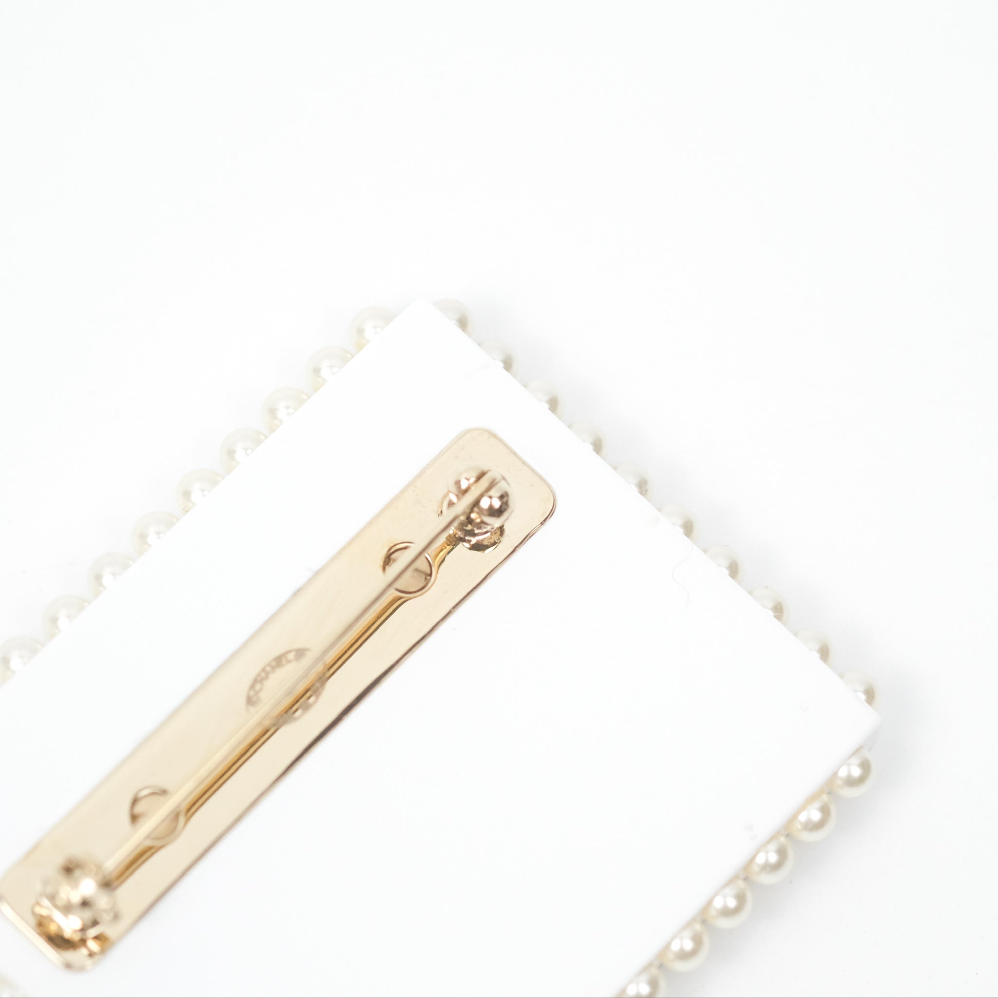 Chanel CC Logo Pearl Brooch Gold Tone Vintage 19C - Elegant Jewelry for Women, Perfect for Parties, Weddings & Special Occasions