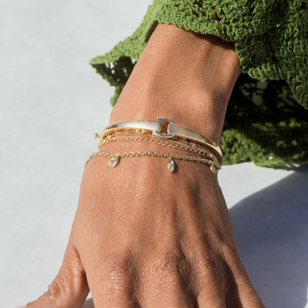 Two-Tone Adjustable Buckle Bracelet for Women - Stylish Fashion Jewelry for Casual & Formal Wear
