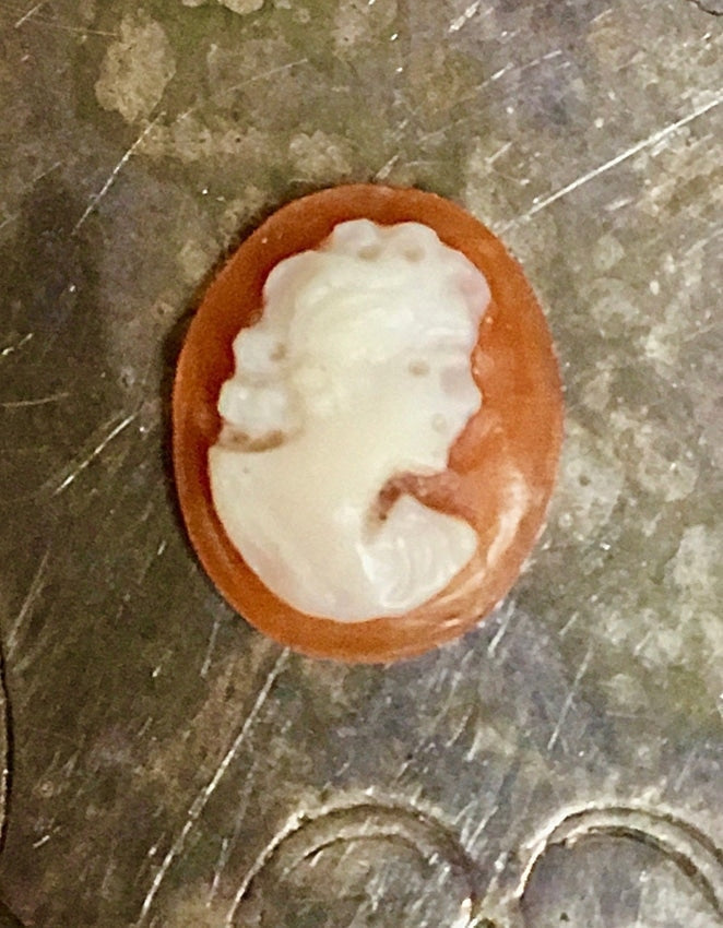 Exquisite Hand-Carved Shell Cameo Pendant - Vintage Jewelry for Women - Perfect for Weddings, Anniversaries & Special Occasions