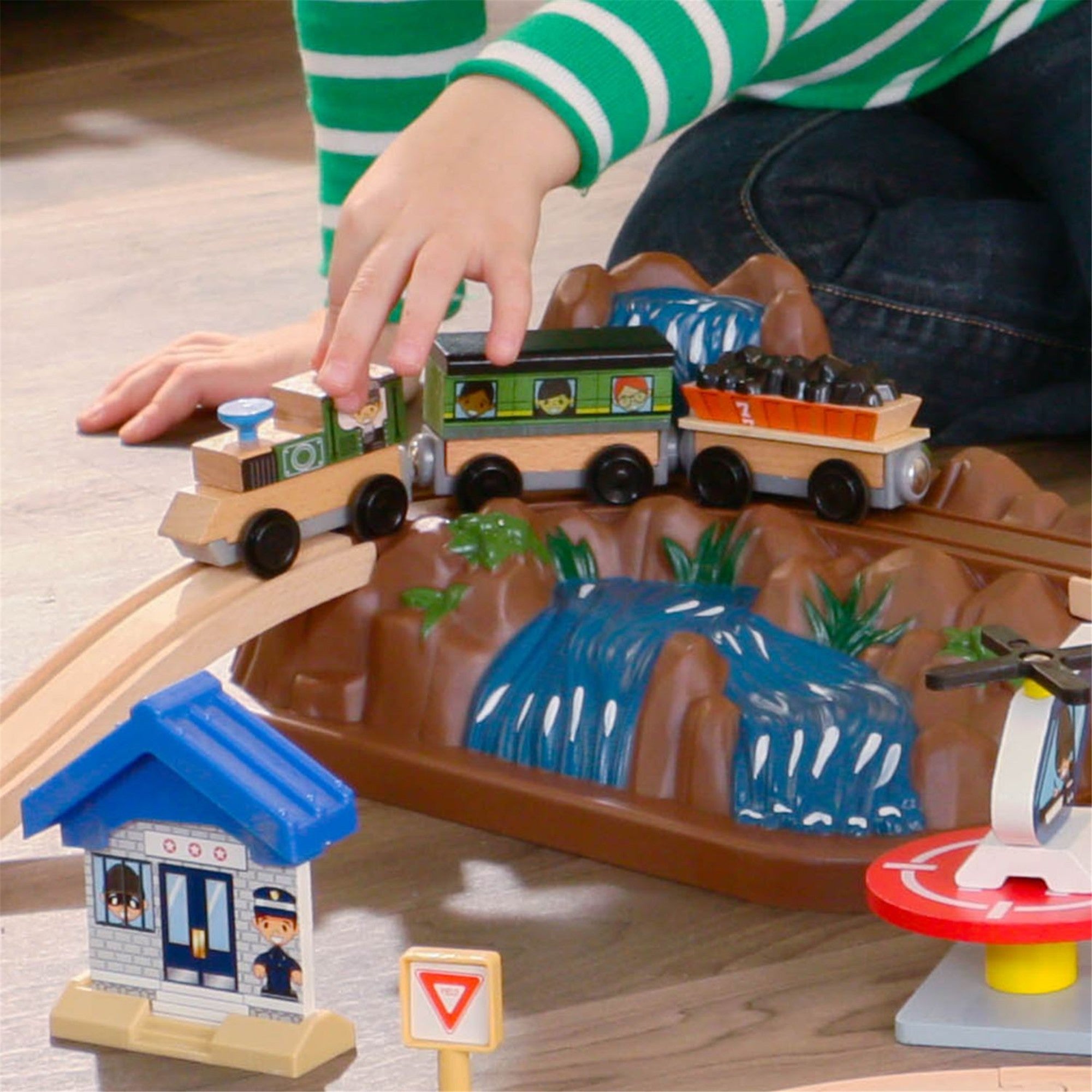 KidKraft Wooden Train Set with Bucket Top Mountain - 100+ Piece Educational Toy for Kids Ages 3+ | Perfect for Playrooms, Daycares & Birthday Gifts