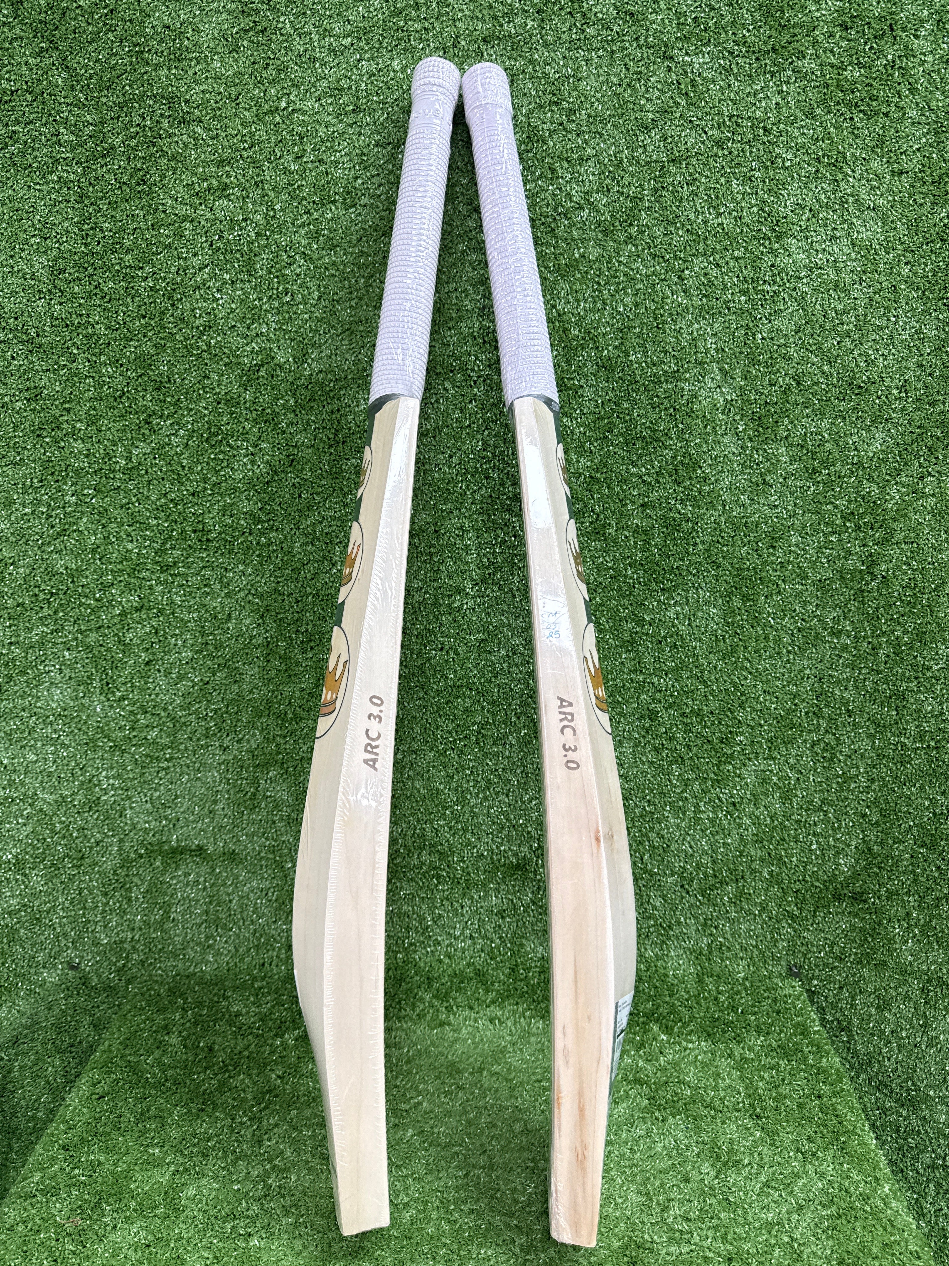 SG Triple Crown Arc 3.0 English Willow Cricket Bat - Premium Performance for Professional & Amateur Players - Perfect for Matches, Practice & Training Sessions