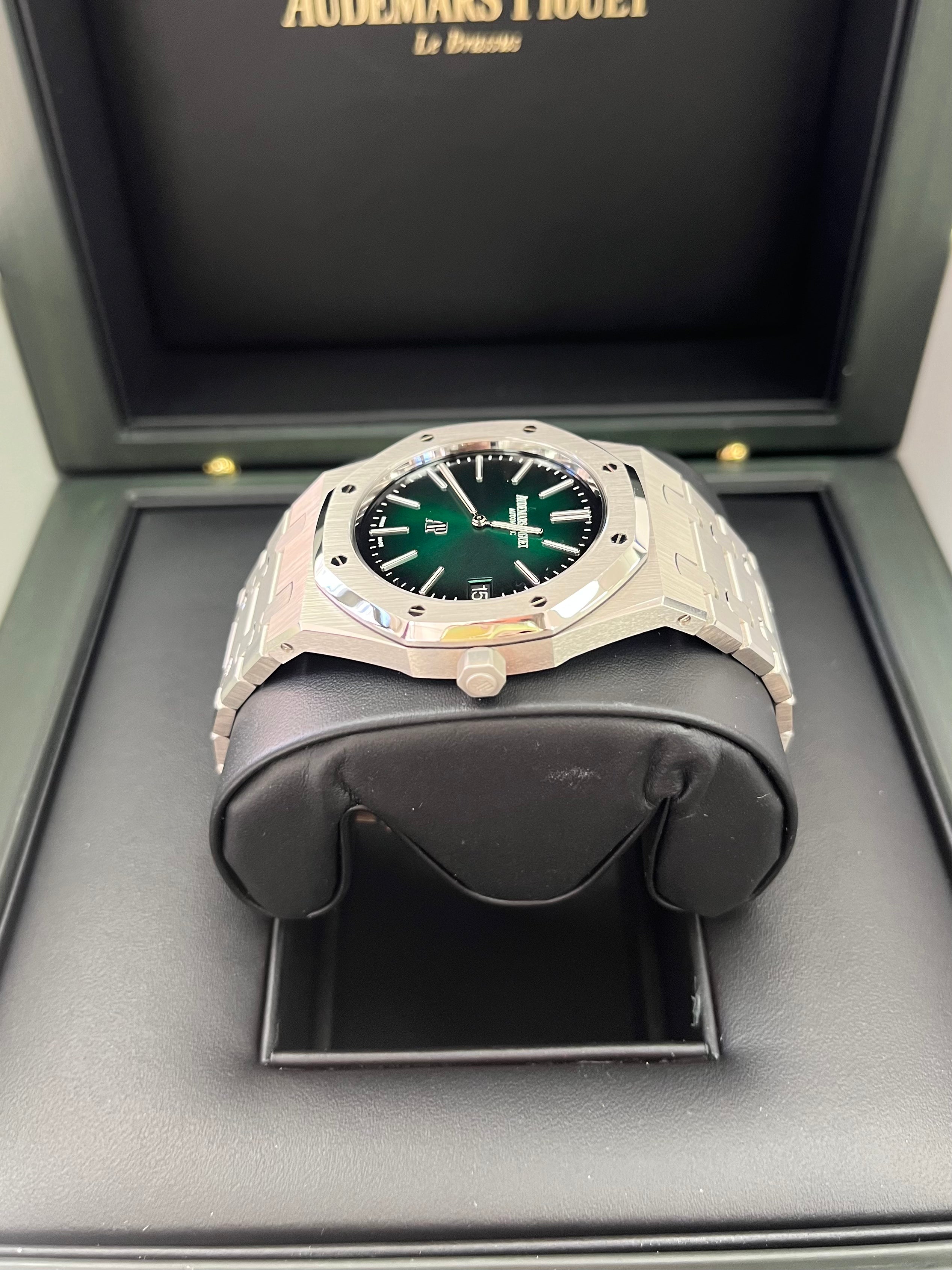 Audemars Piguet Royal Oak Jumbo Extra Thin 15202PT.OO.1240PT.01 Platinum Men's Watch - Luxury Dress Watch for Business & Formal Occasions