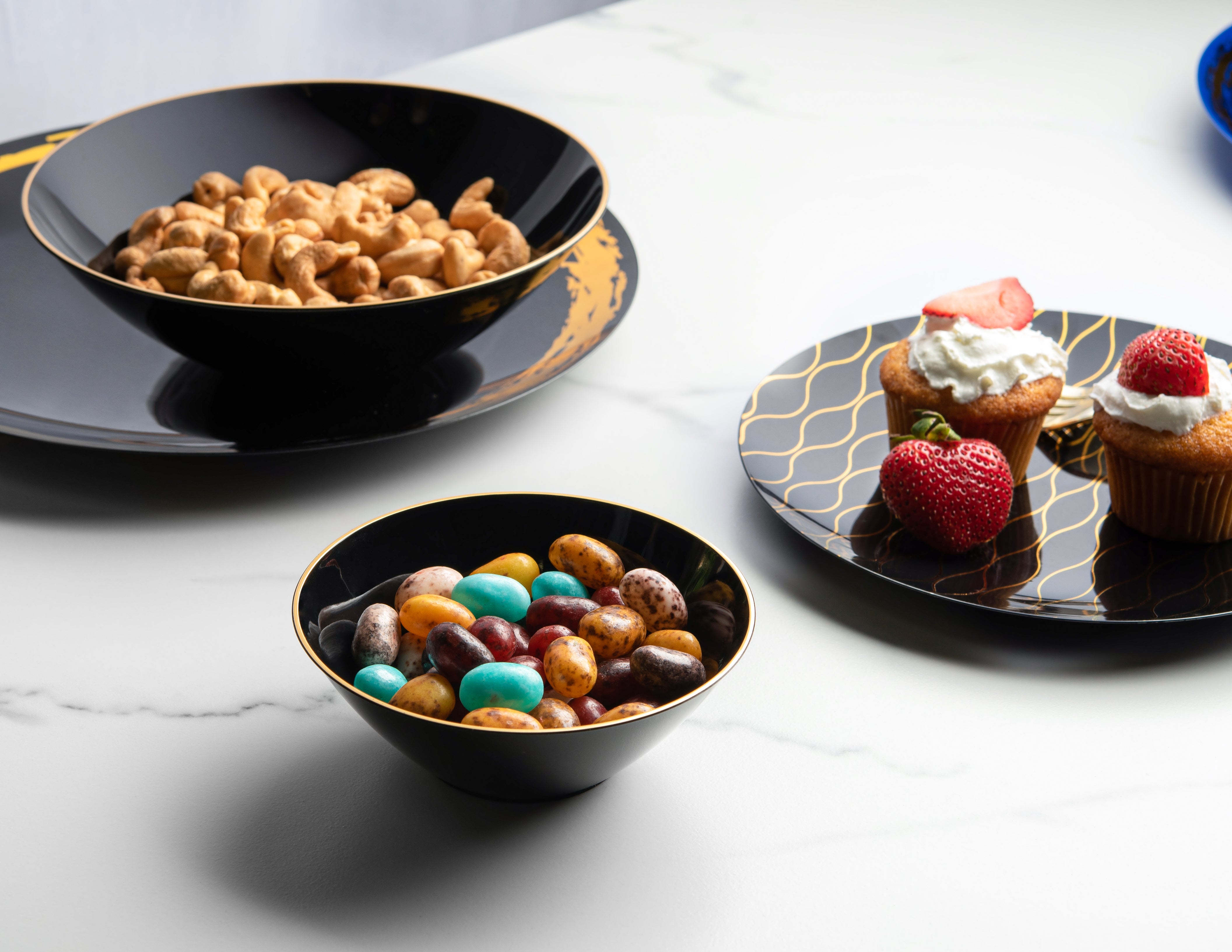 Elegant Black and Gold Round Plastic Plates Set - Durable Disposable Dinnerware for Parties, Weddings, and Events - Perfect for Catering, Picnics, and Home Entertaining