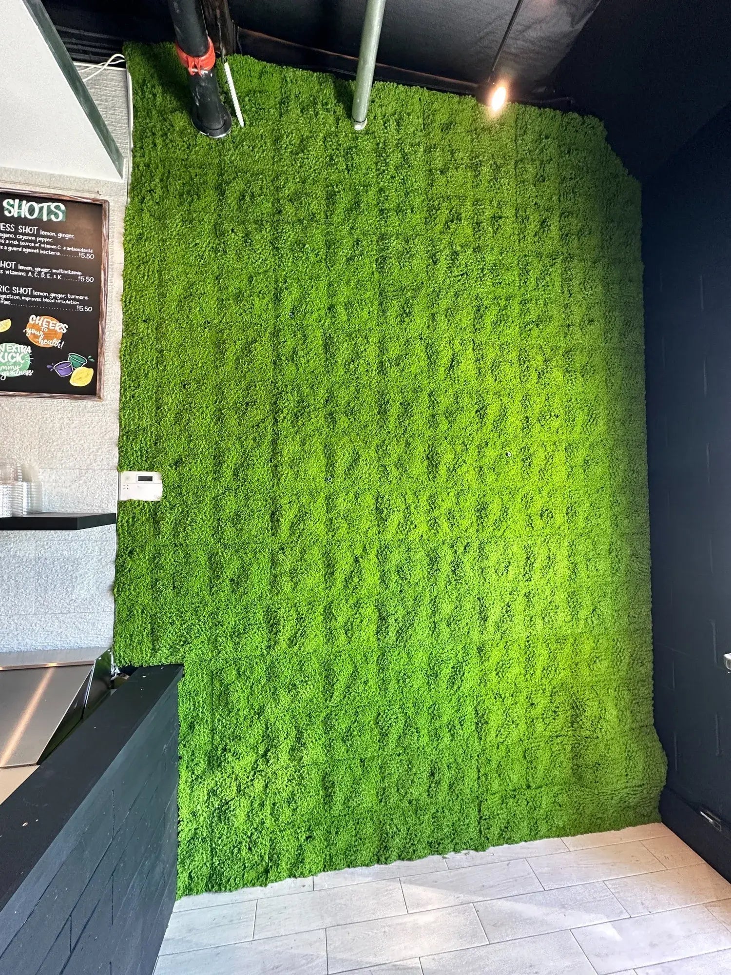 Fresh Natural Green Artificial Moss Vertical Garden Panel - UV Resistant 1m x 1m for Indoor/Outdoor Green Walls, Balcony Decor & Office Plants