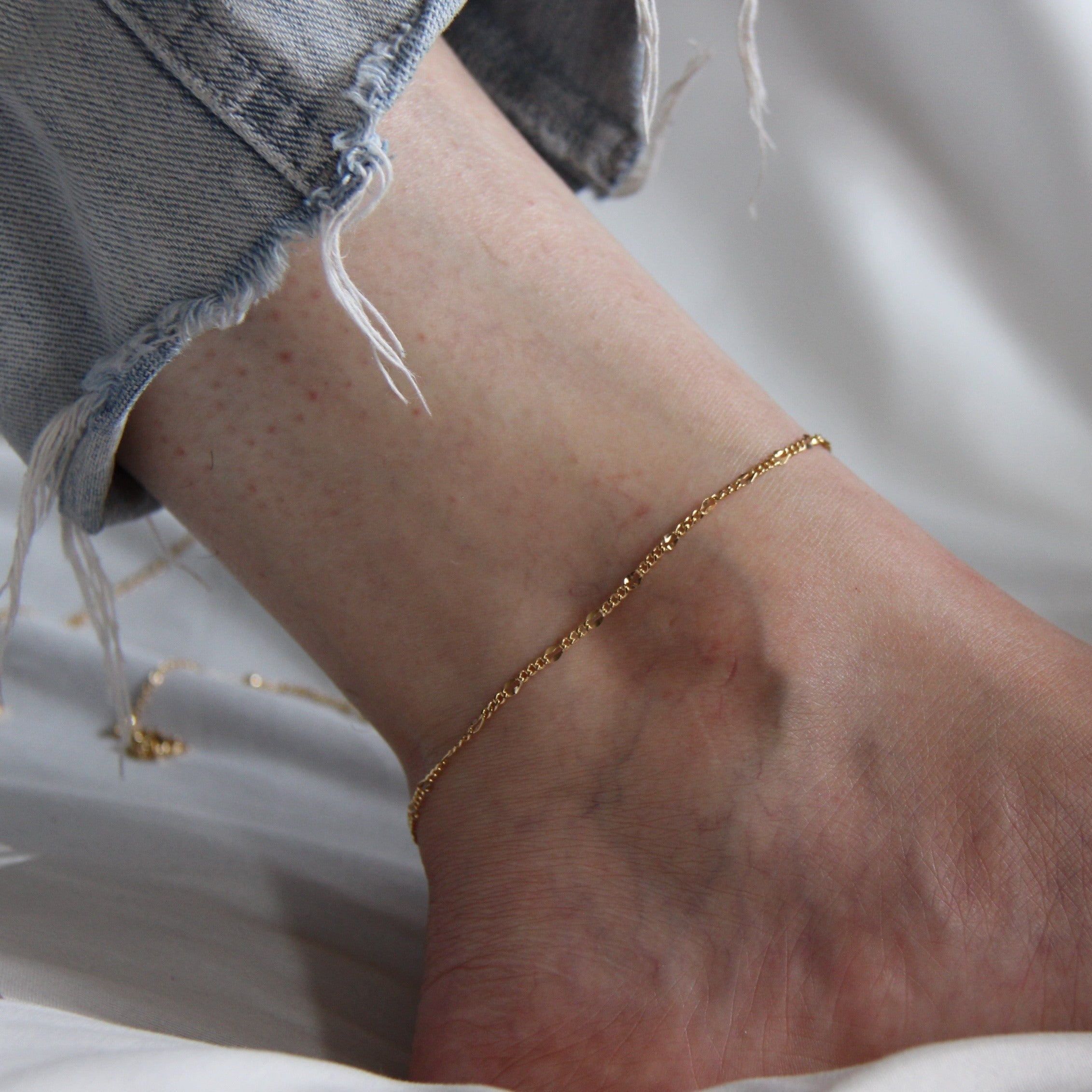 Elegant Figaro Link Anklet - 10K Gold Plated Adjustable Chain Ankle Bracelet for Women | Perfect for Beach, Summer Outfits & Boho Style