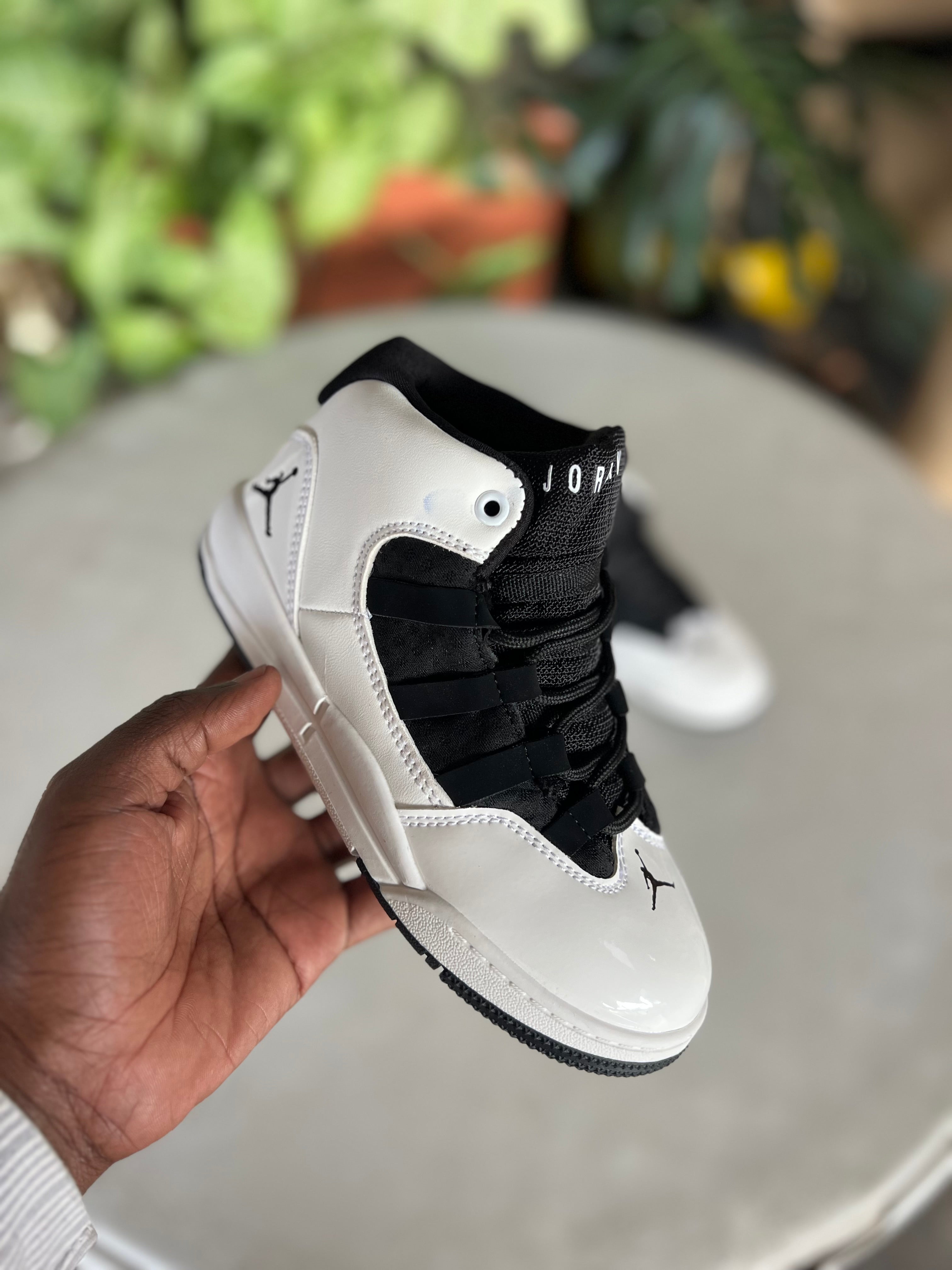 Kids Jordan Max Aura Basketball Shoes - Black/White - High-Performance Sneakers for Boys & Girls - Perfect for School, Sports & Casual Wear