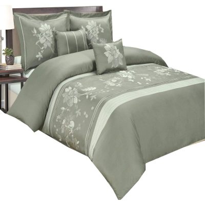A Night of Royal Comfort: The Story of the Royal Hotel Luxury Comforter Set
